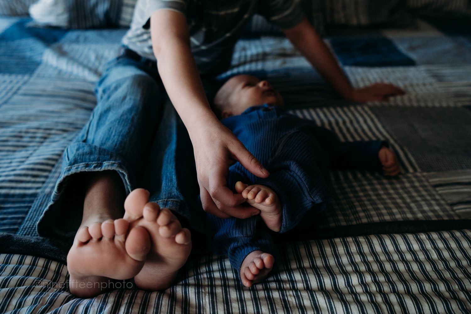 Lifestyle newborn photo of baby feet on bed, ninefifteenphoto Meade County KY lifestyle newborn photographer.