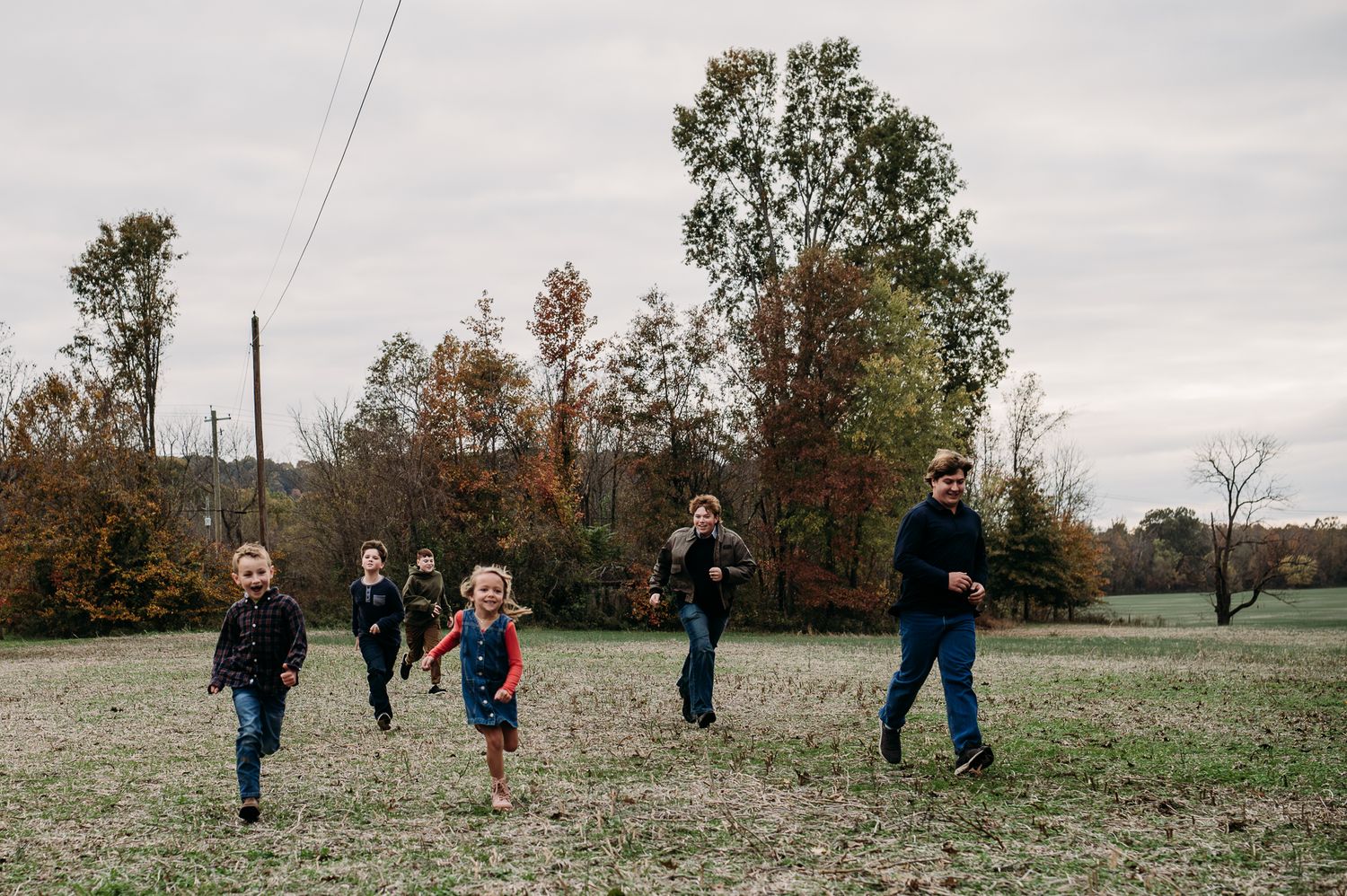 Extended family photos captured by ninefifteenphoto in West Point KY, featuring natural outdoor portraits, group poses, and fun.