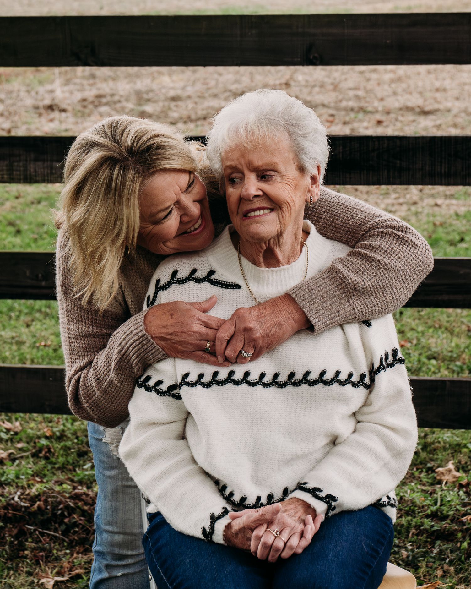 Extended family photos captured by ninefifteenphoto in West Point KY, featuring natural outdoor portraits, group poses, and fun.