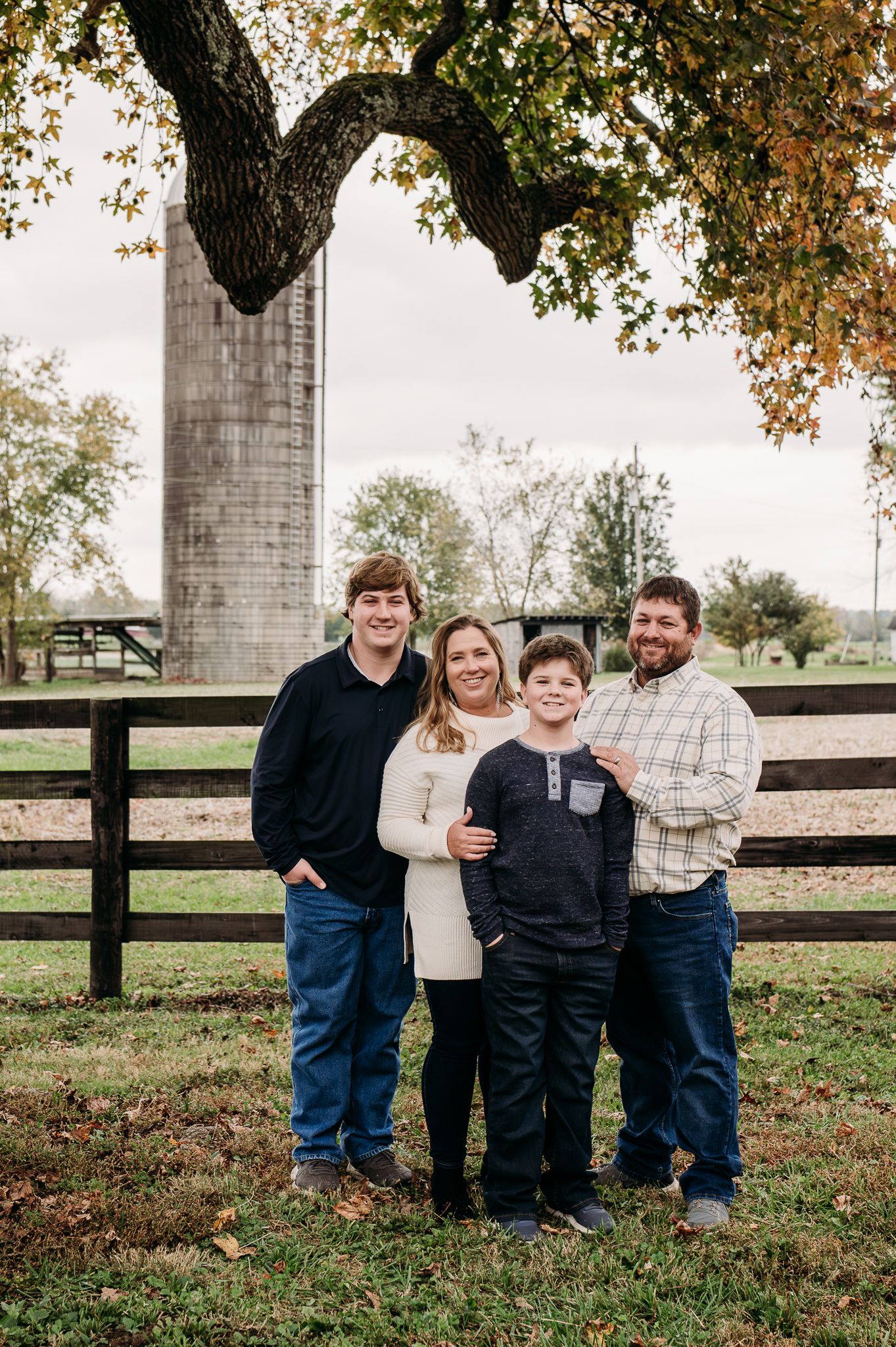 Extended family photos captured by ninefifteenphoto in West Point KY, featuring natural outdoor portraits, group poses, and fun.