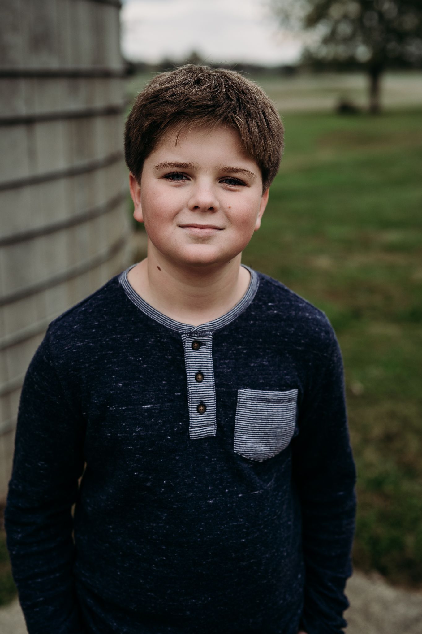 Extended family photos captured by ninefifteenphoto in West Point KY, featuring natural outdoor portraits, group poses, and fun.