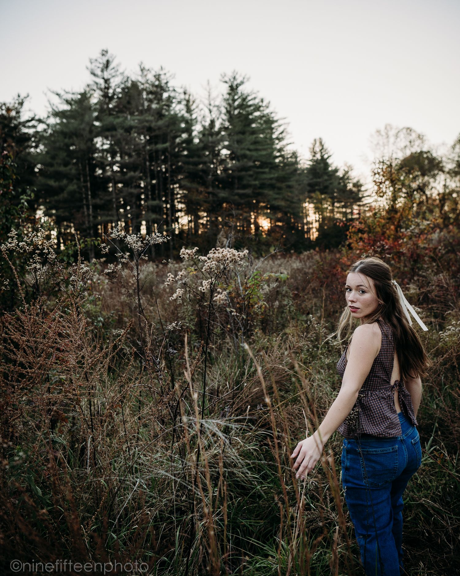 Fall senior photos of a high school girl captured by ninefifteenphoto in Brandenburg KY, featuring golden light, colorful leaves.