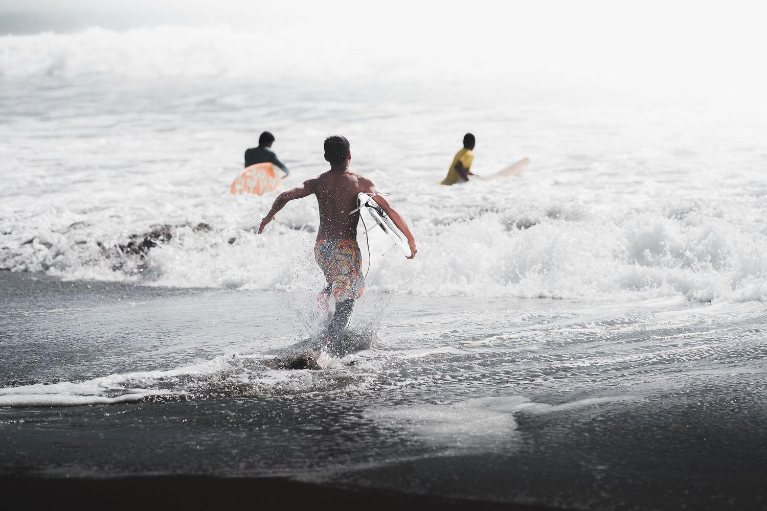 Fotografía playa mas oceano olas surf niños
