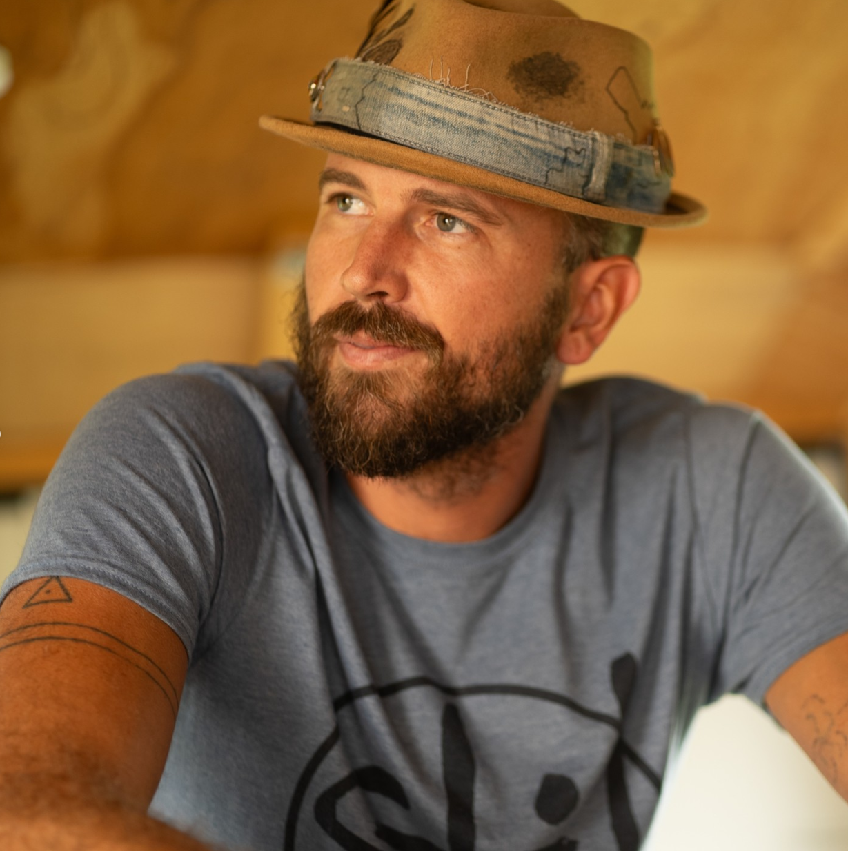 Man in casual attire sitting in warm ambient lighting.
Ben Suydam. Stil Art. Stilart. Spread the inner love.