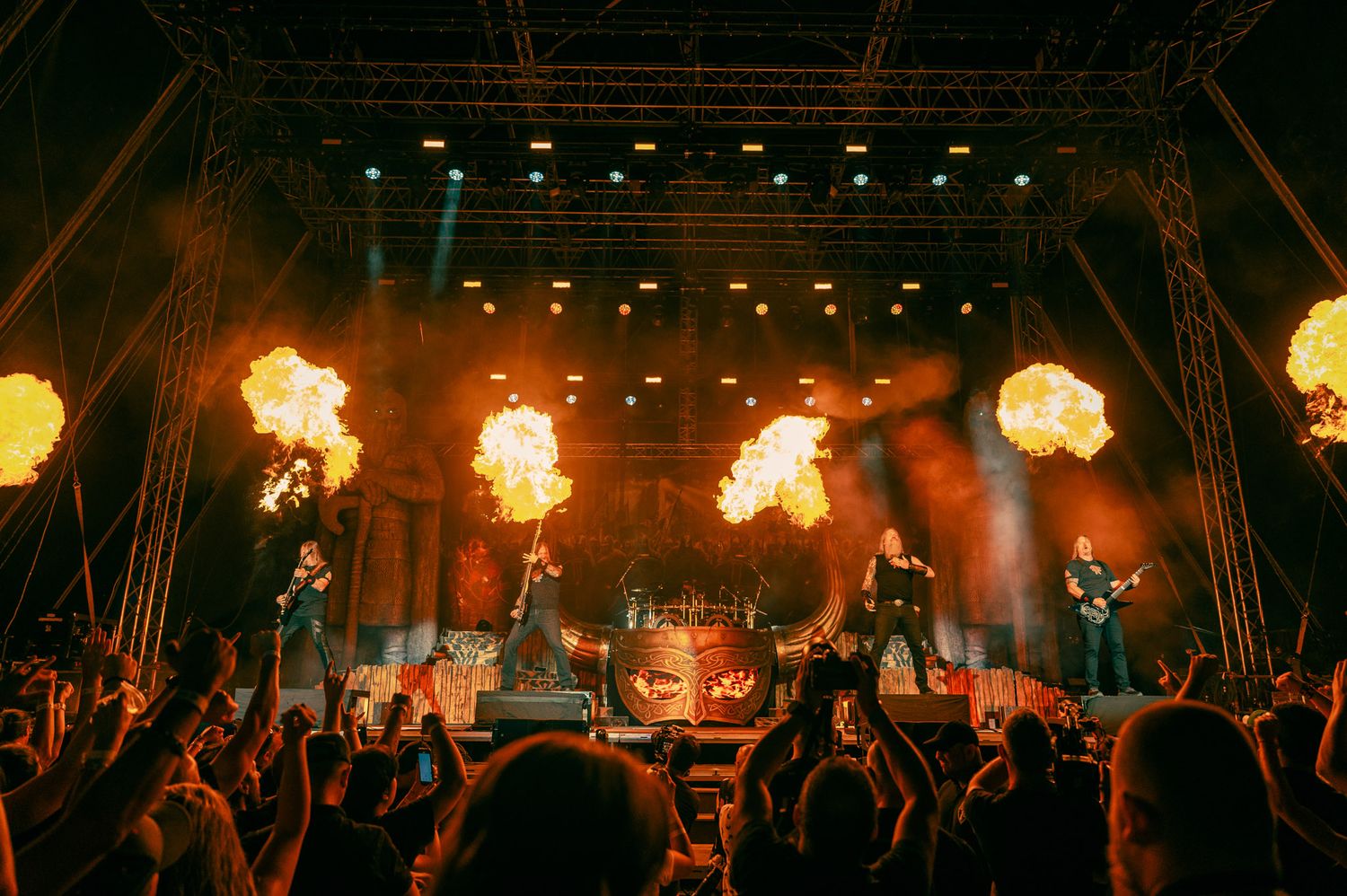 Концертна фотография на Amon Amarth в Пловдив от Rumina Georgieva Photography за Licata.bg