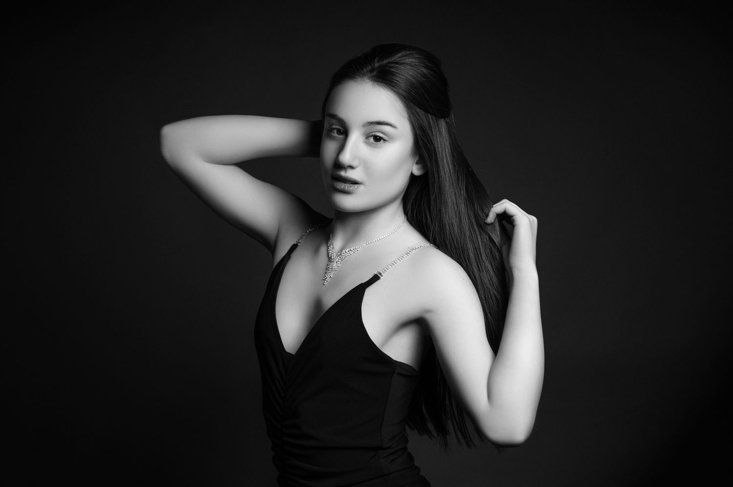 Студиен женски портрет на тъмен фон, заснет в студио в София от Rumina Georgieva Photography
