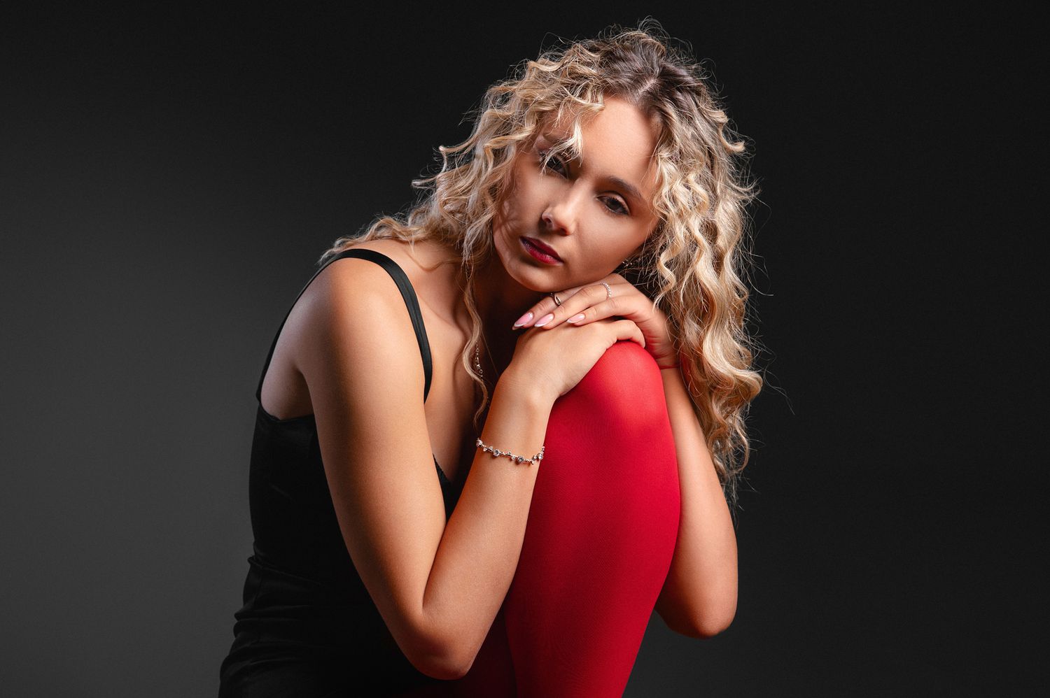 Студиен женски портрет на тъмен фон, заснет в студио в София от Rumina Georgieva Photography