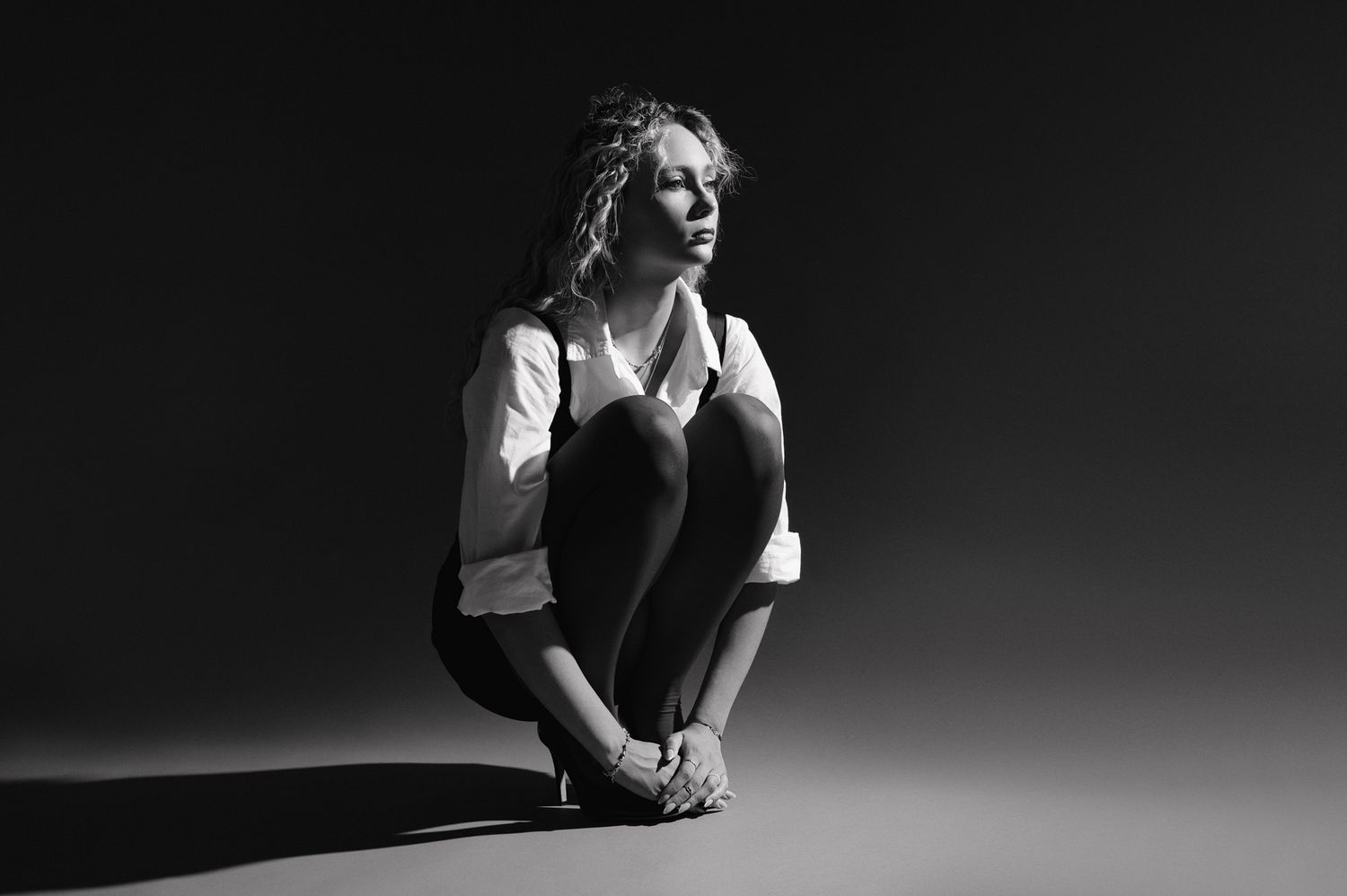 Студиен женски портрет на тъмен фон, заснет в студио в София от Rumina Georgieva Photography
