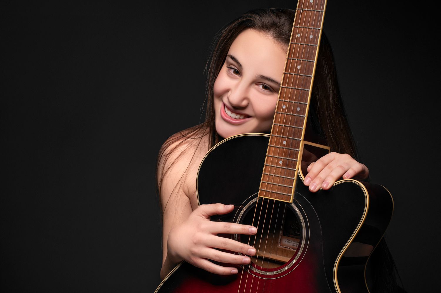 Студиен женски портрет на тъмен фон, заснет в студио в София от Rumina Georgieva Photography