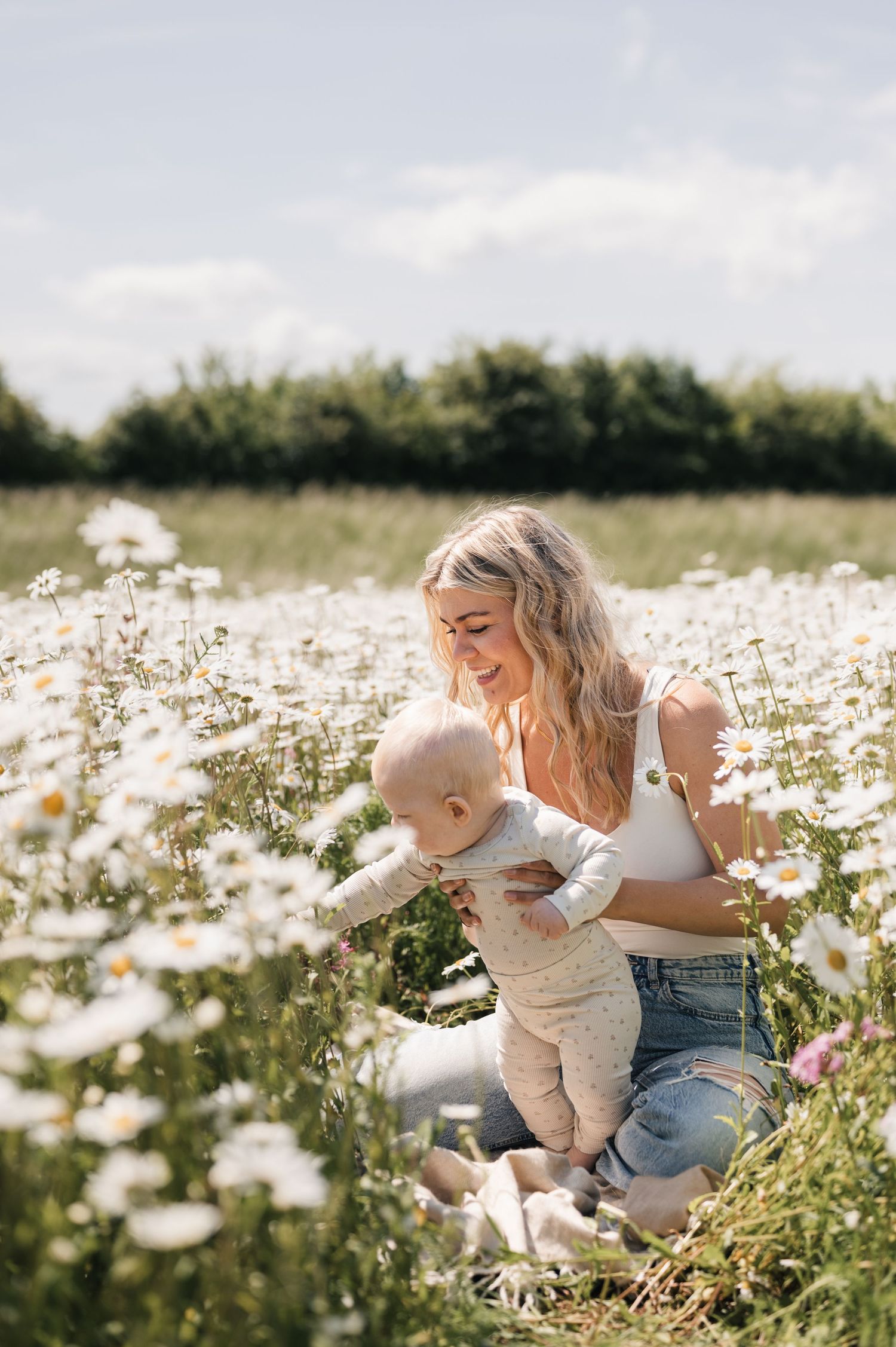 Et ømt øjeblik fanget i en blomstrende margueritmark på en solrig sommerdag.