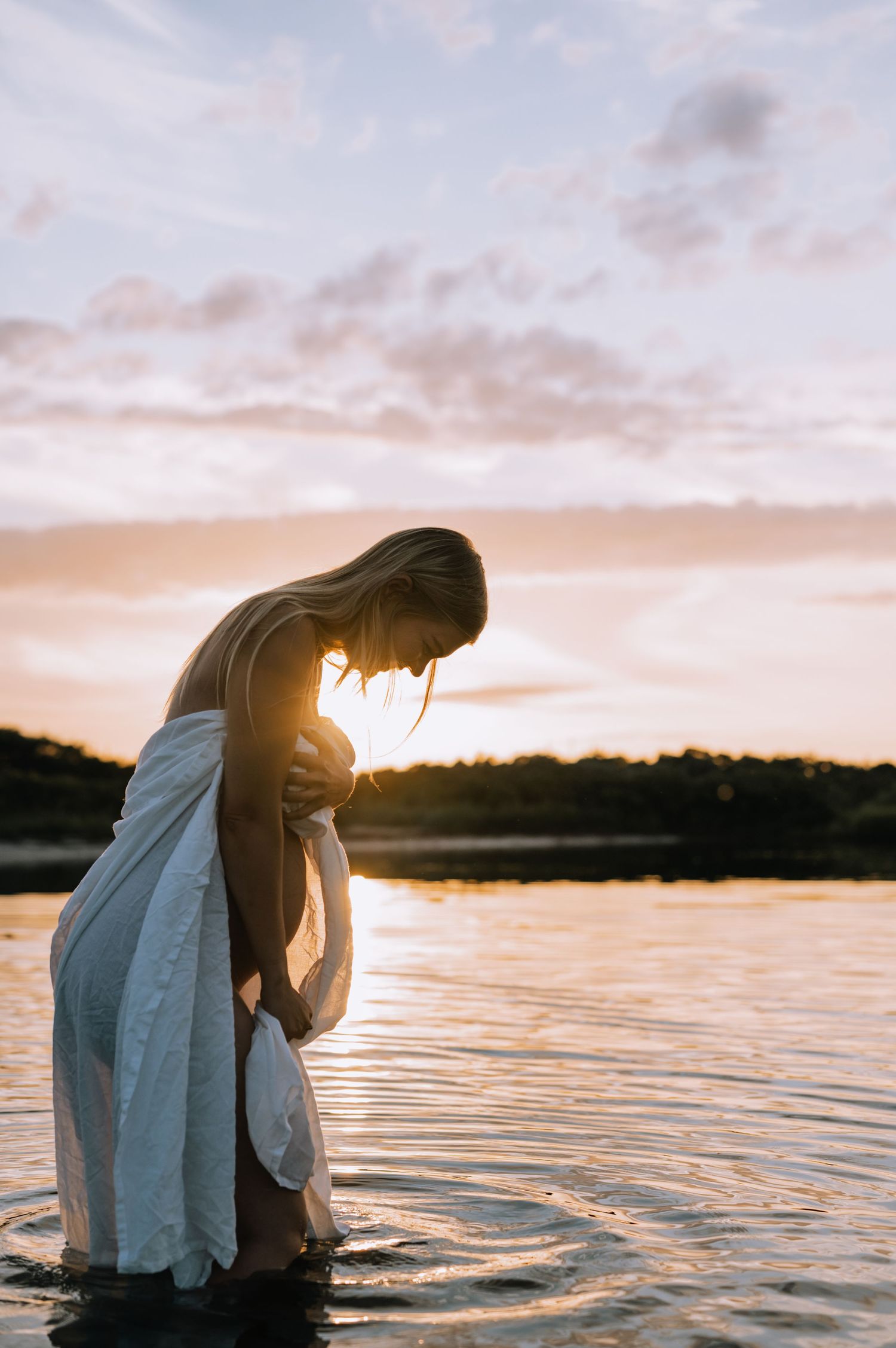 Gravid i vandet i den gyldne time i Ishøj Strandpark, golden hour