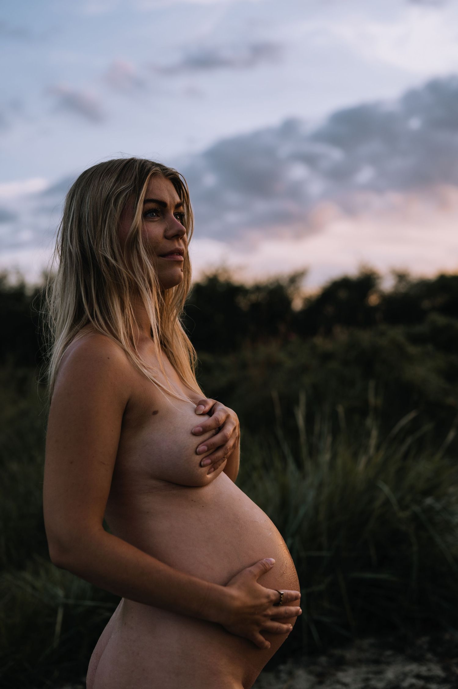 Gravid i vandet i den gyldne time i Ishøj Strandpark, golden hour
