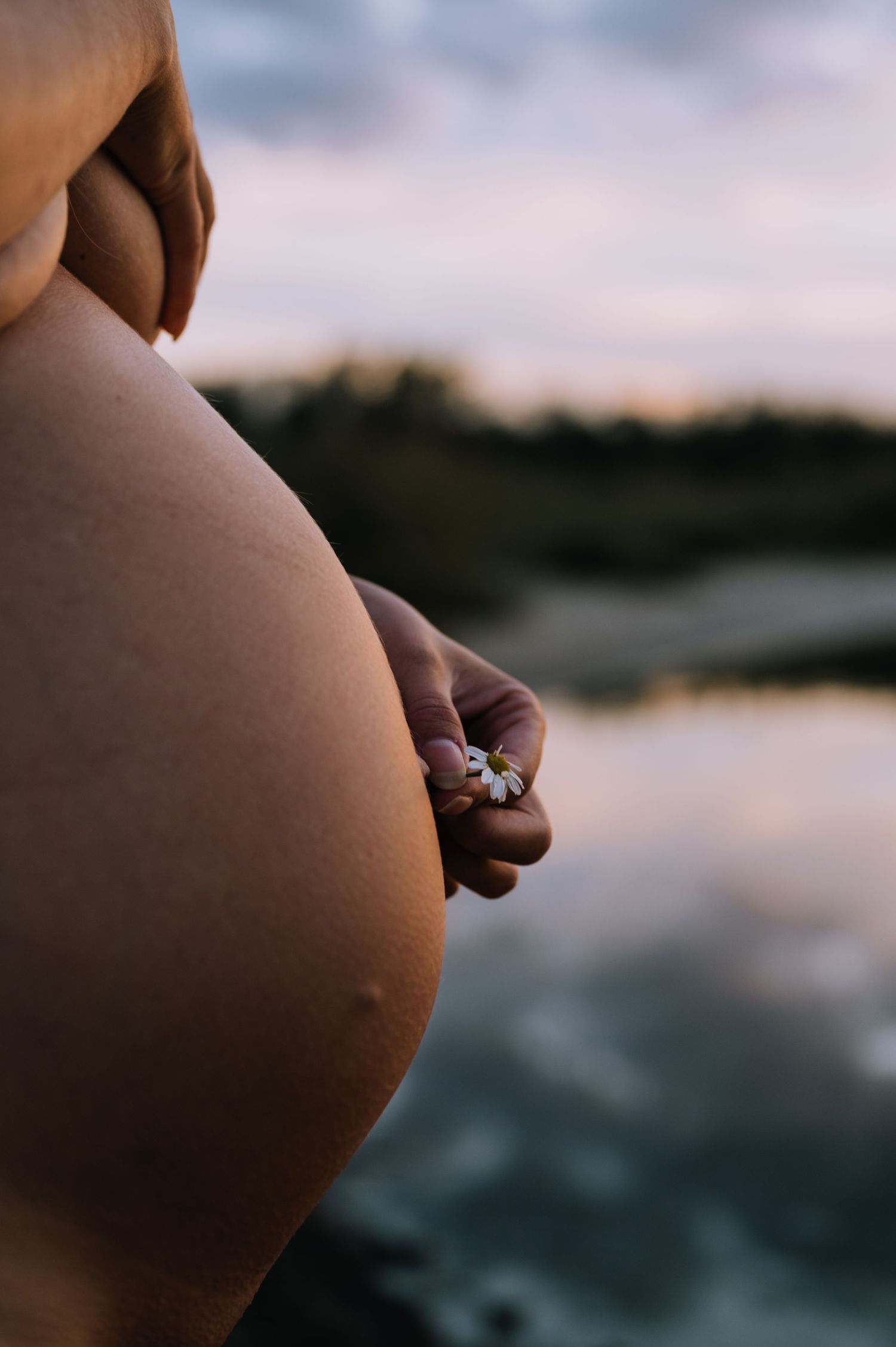 Gravid i vandet i den gyldne time i Ishøj Strandpark, golden hour