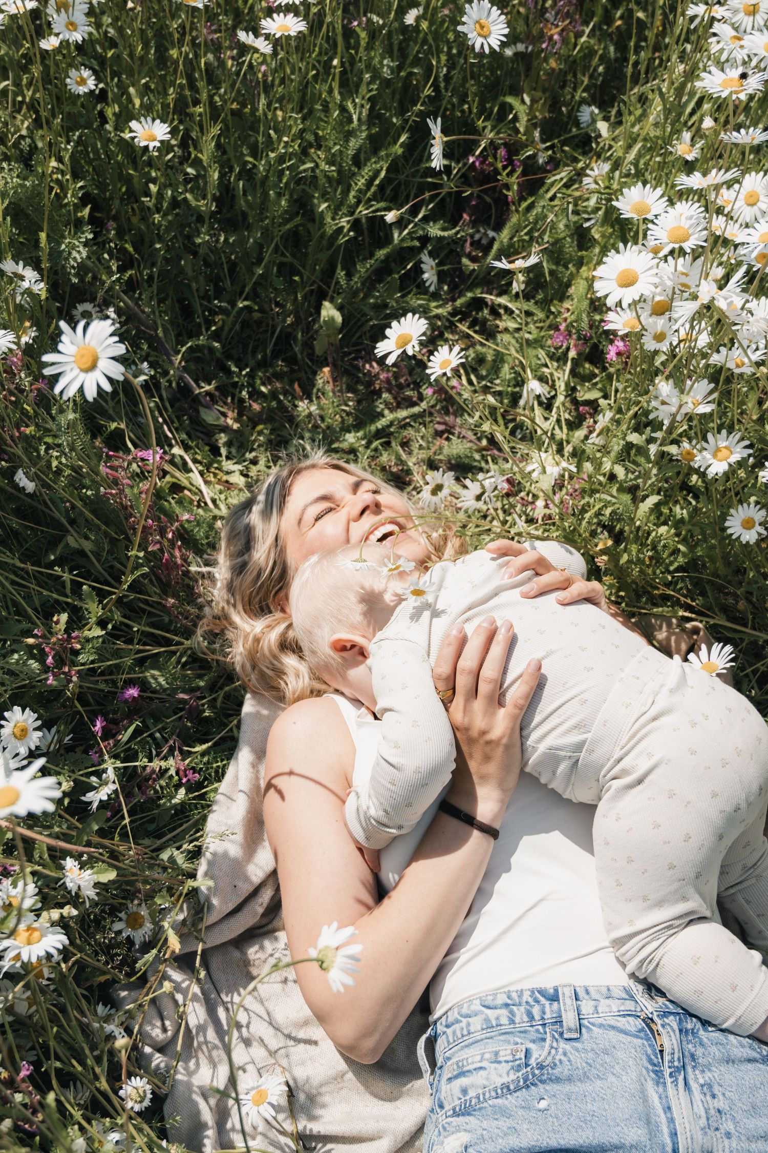 Et ømt øjeblik fanget i en blomstrende margueritmark på en solrig sommerdag.