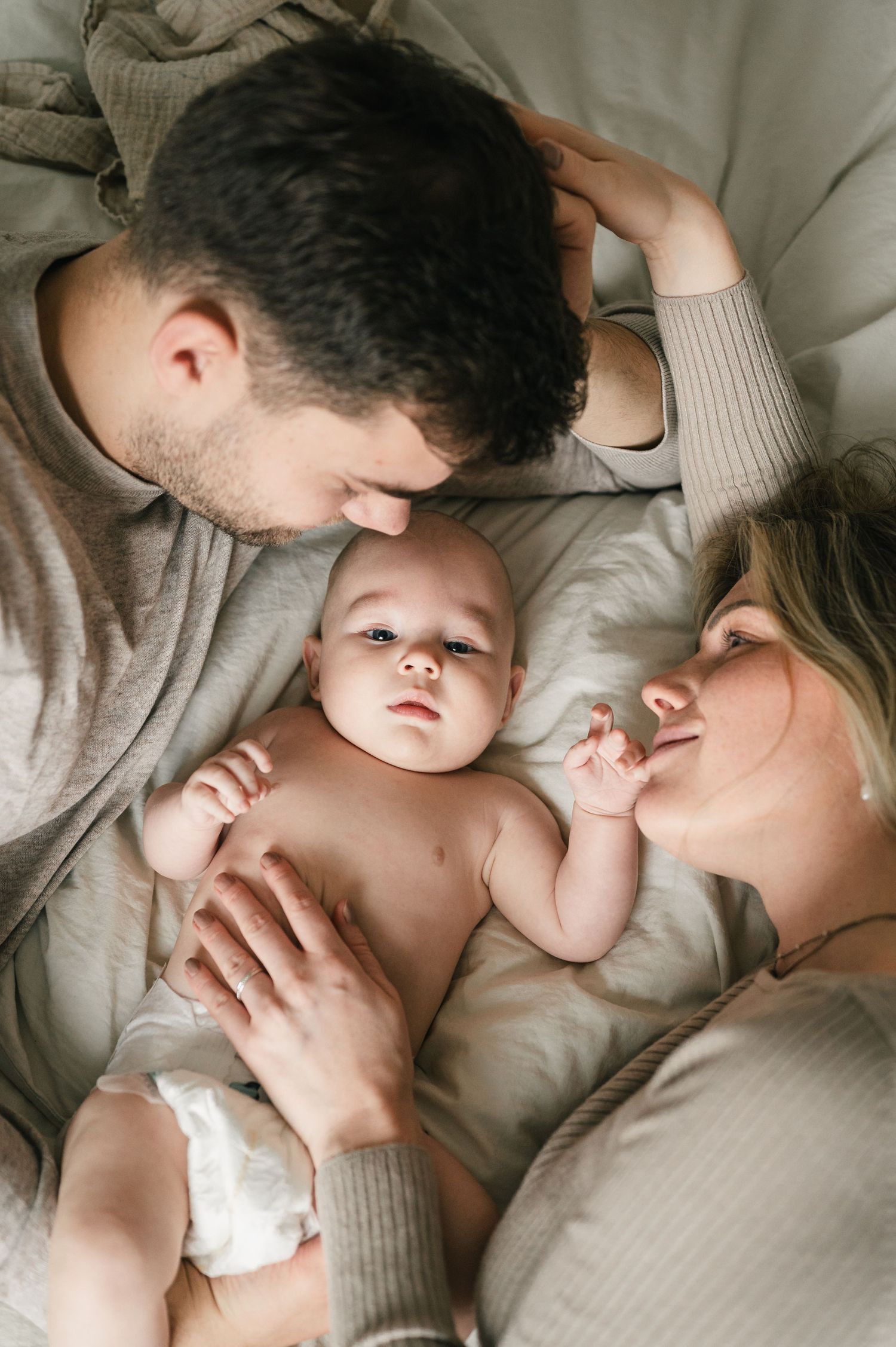 Hjemmefotografering af familie med baby - en home session er hvor livet leves.