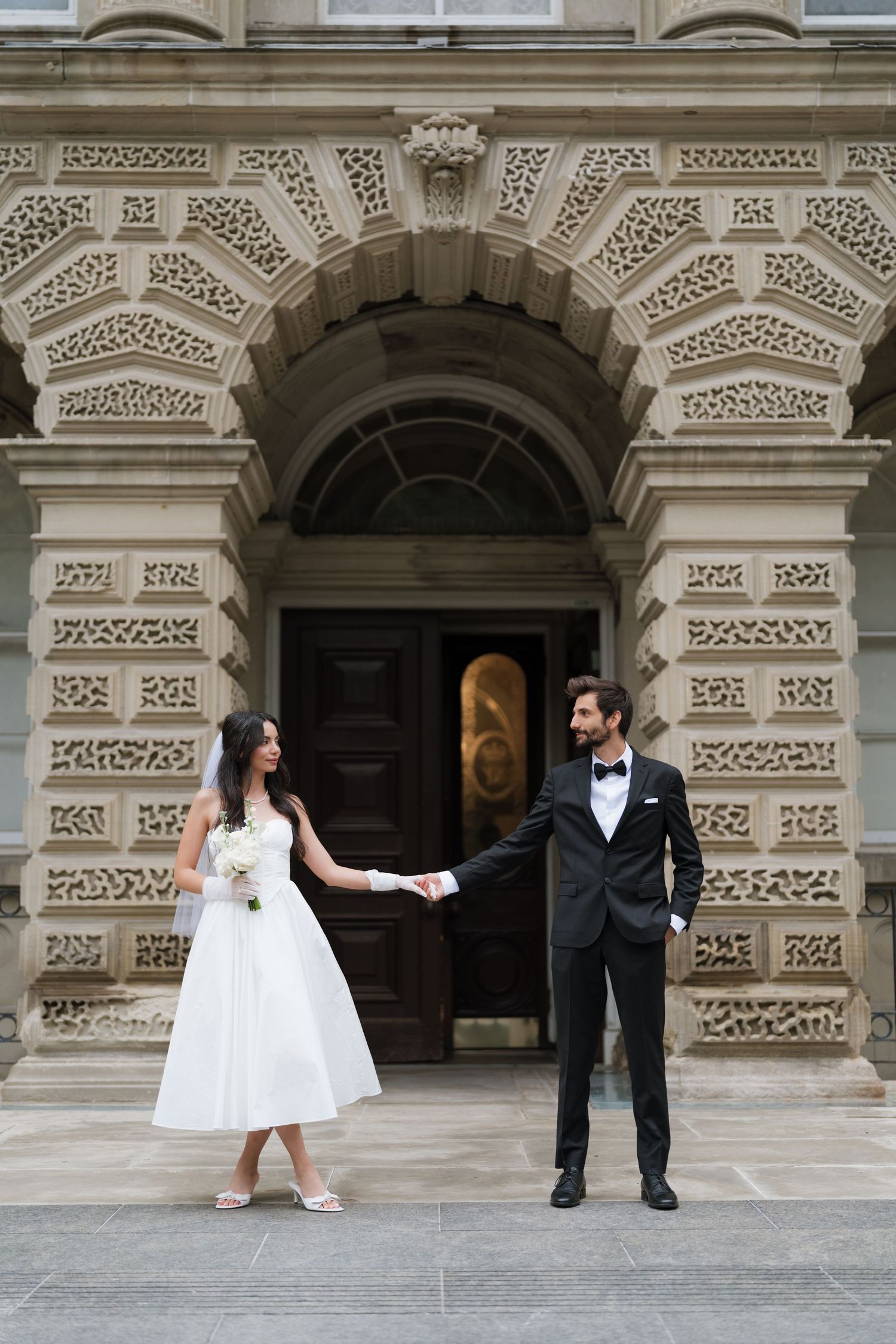 Osgoode Hall,​Chic Toronto street style photography for modern couples - AZ Photo Studio
