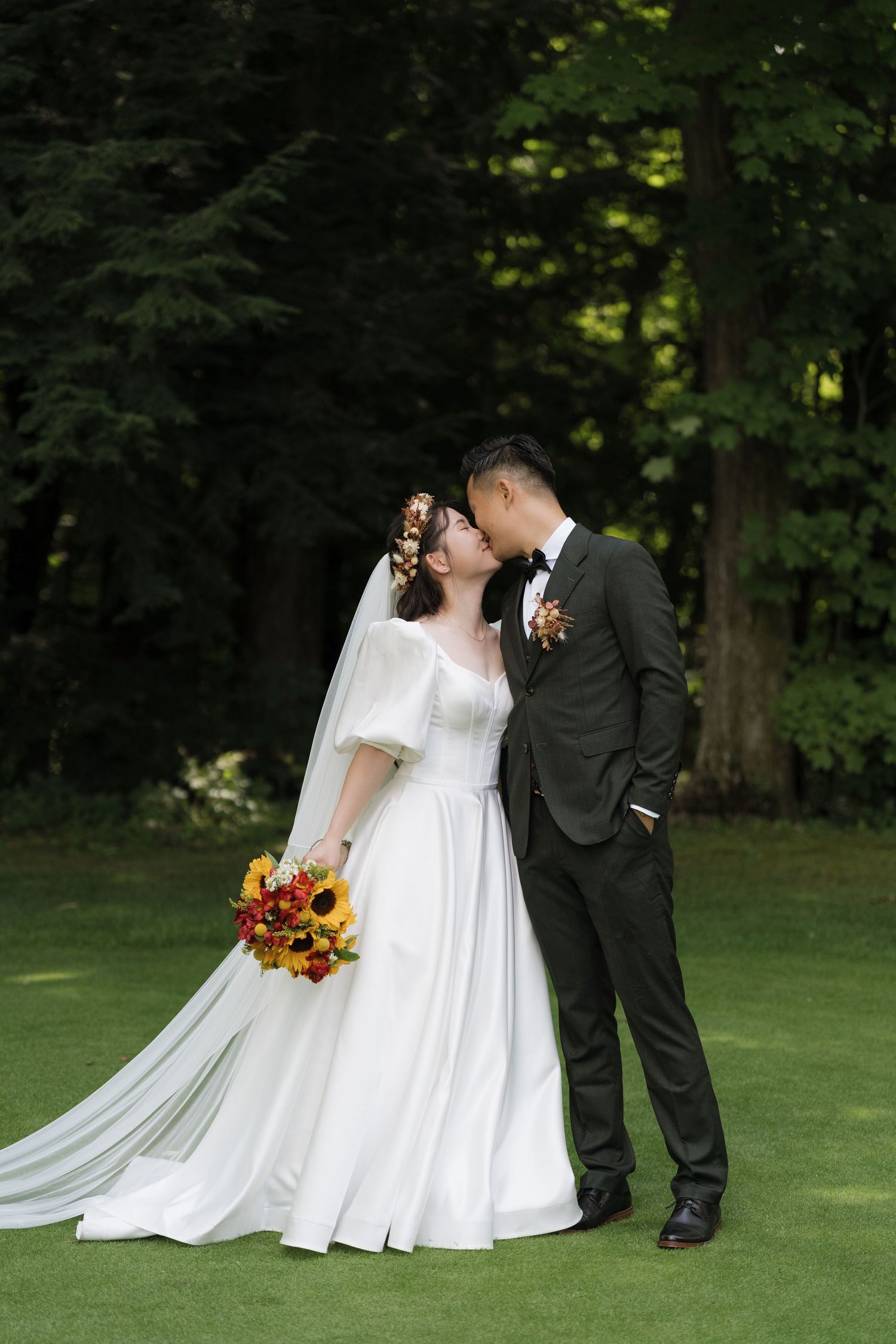 Bride and groom kissing on the scenic golf course at Pheasant Run Golf Club, AZ Photo Studio.