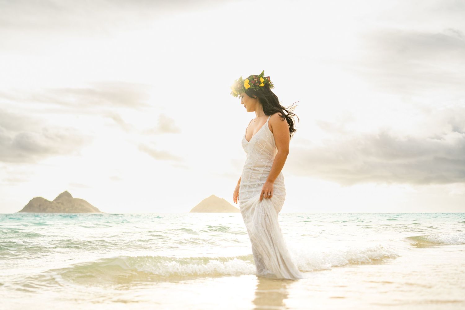 Women standing by the shore in Oahu, Hawaii. Photo by Wornden Ly