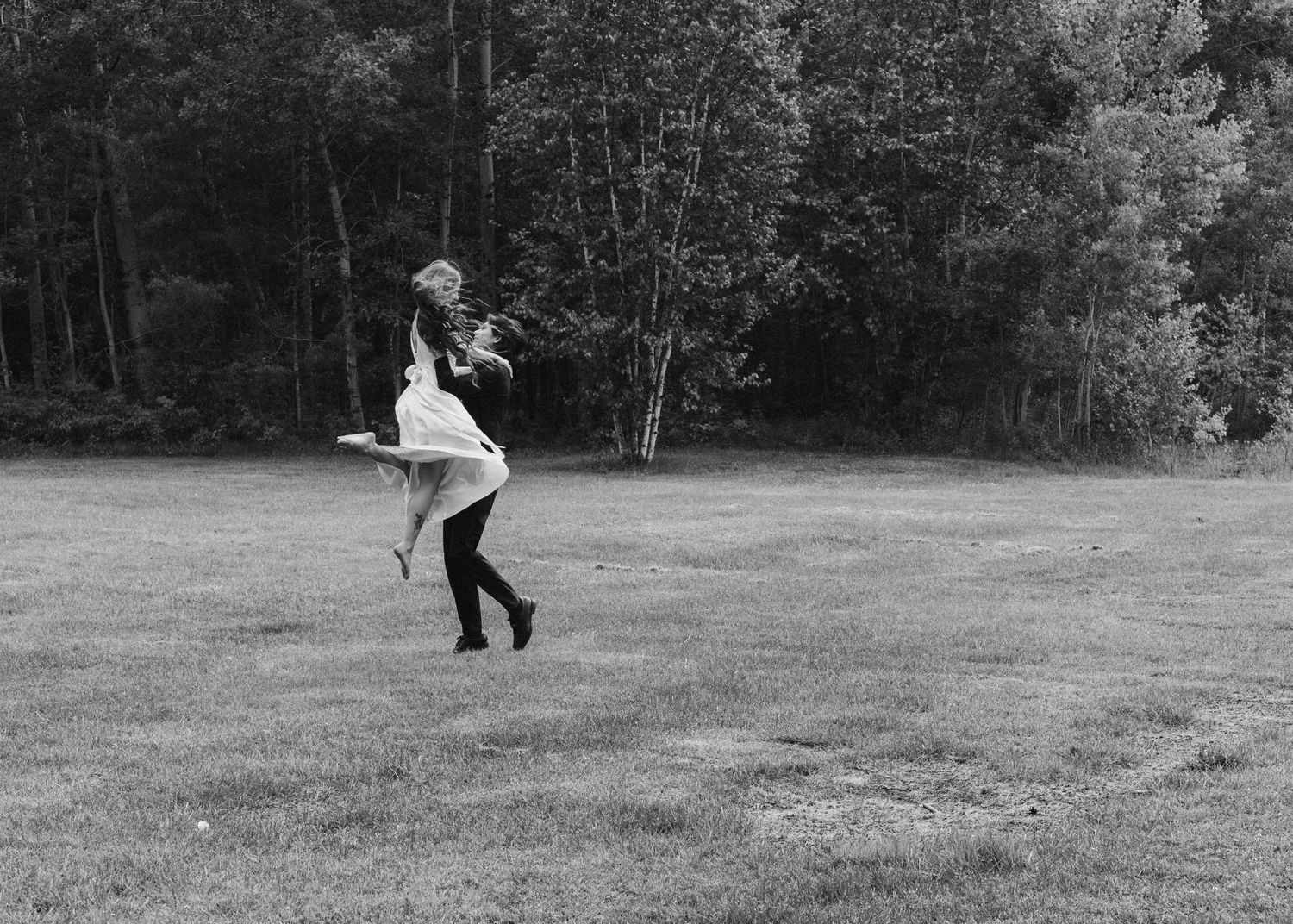 Sudbury photographer capturing romantic couple dancing
