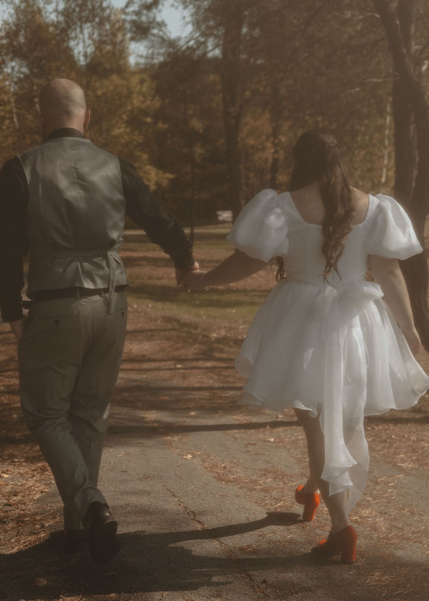 Local Sudbury Ontario Wedding Photographer captures bride and groom on wedding day in Sudbury ontario dancing having fun