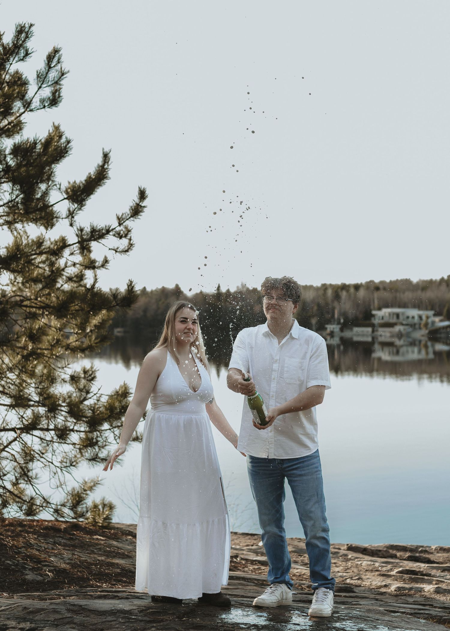 this sudbury ontatio photographer shows what should i wear for engagement photos with this beautiful beach photoshoot