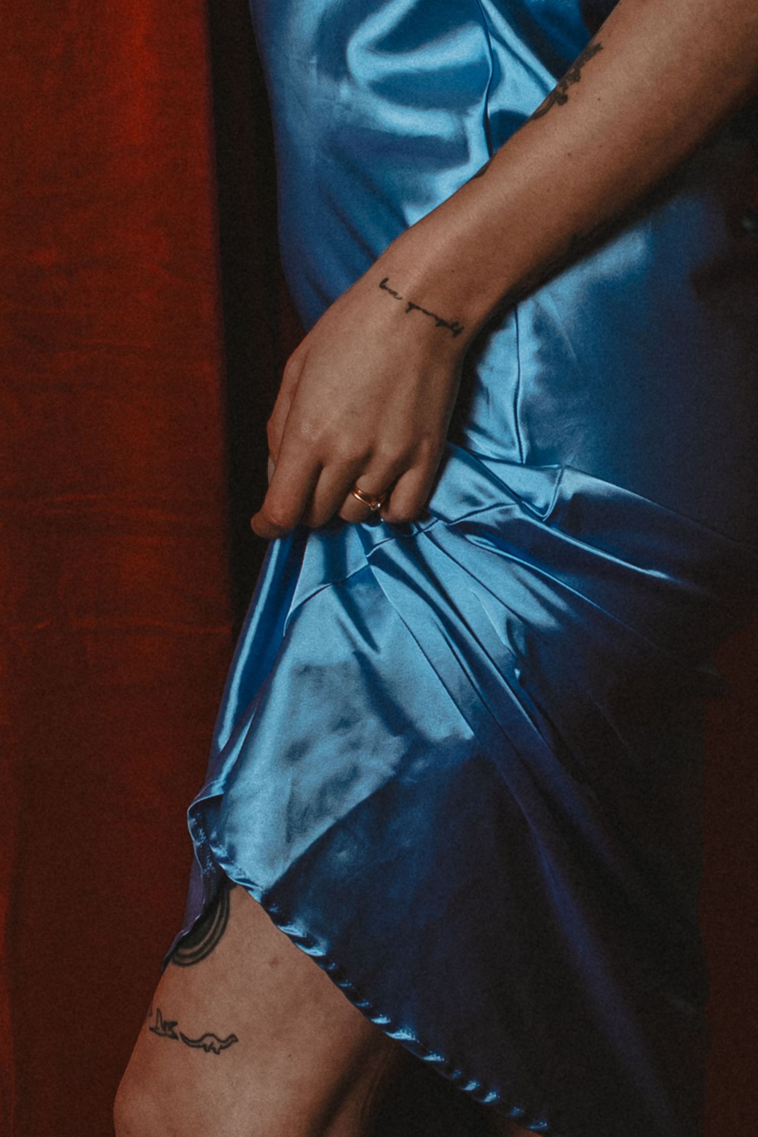 local Sudbury Boudoir expert photographer provides burlesque boudoir experience to model in blue dress