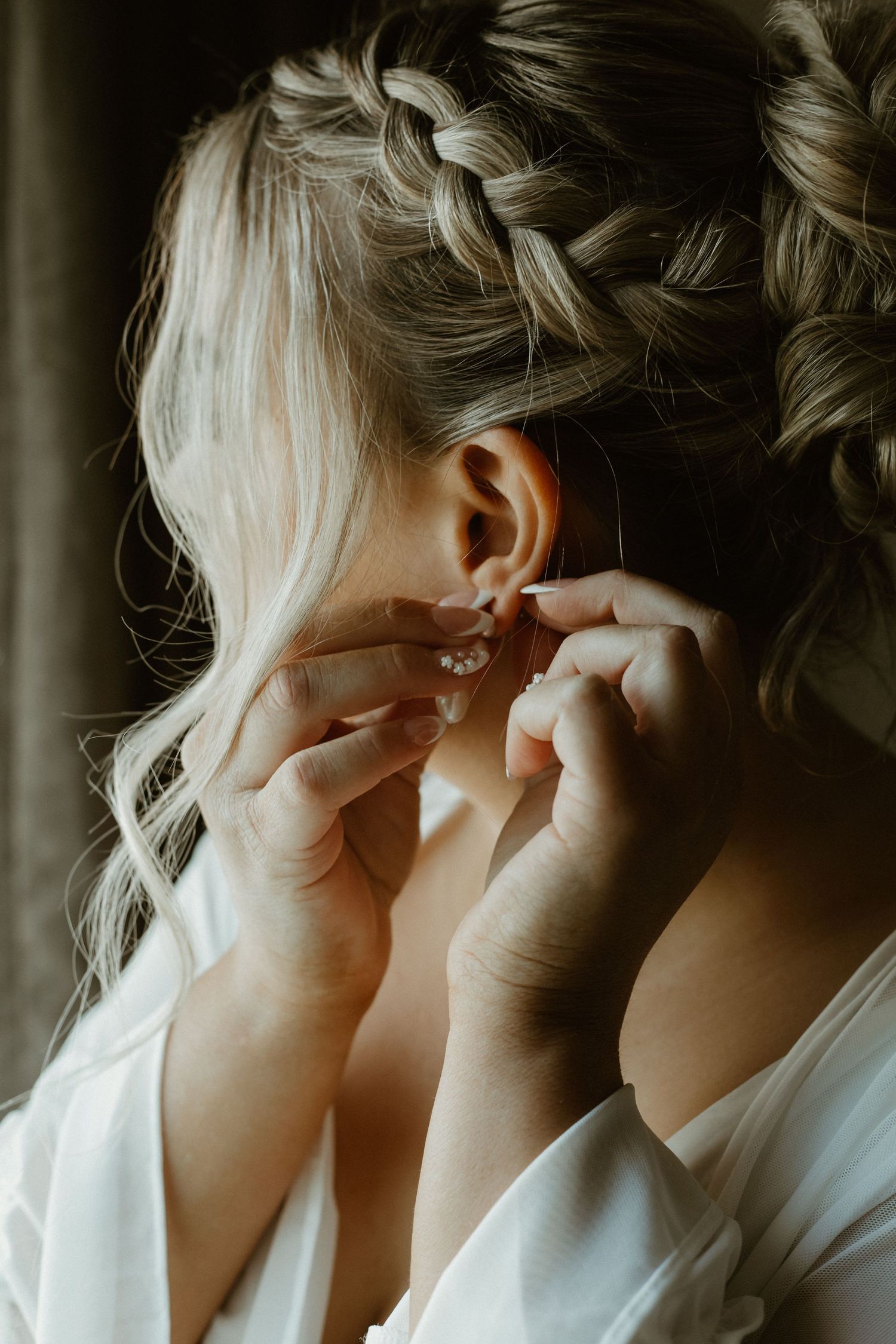 Local Sudbury Wedding Photographer captures bride getting ready on wedding day in Sudbury