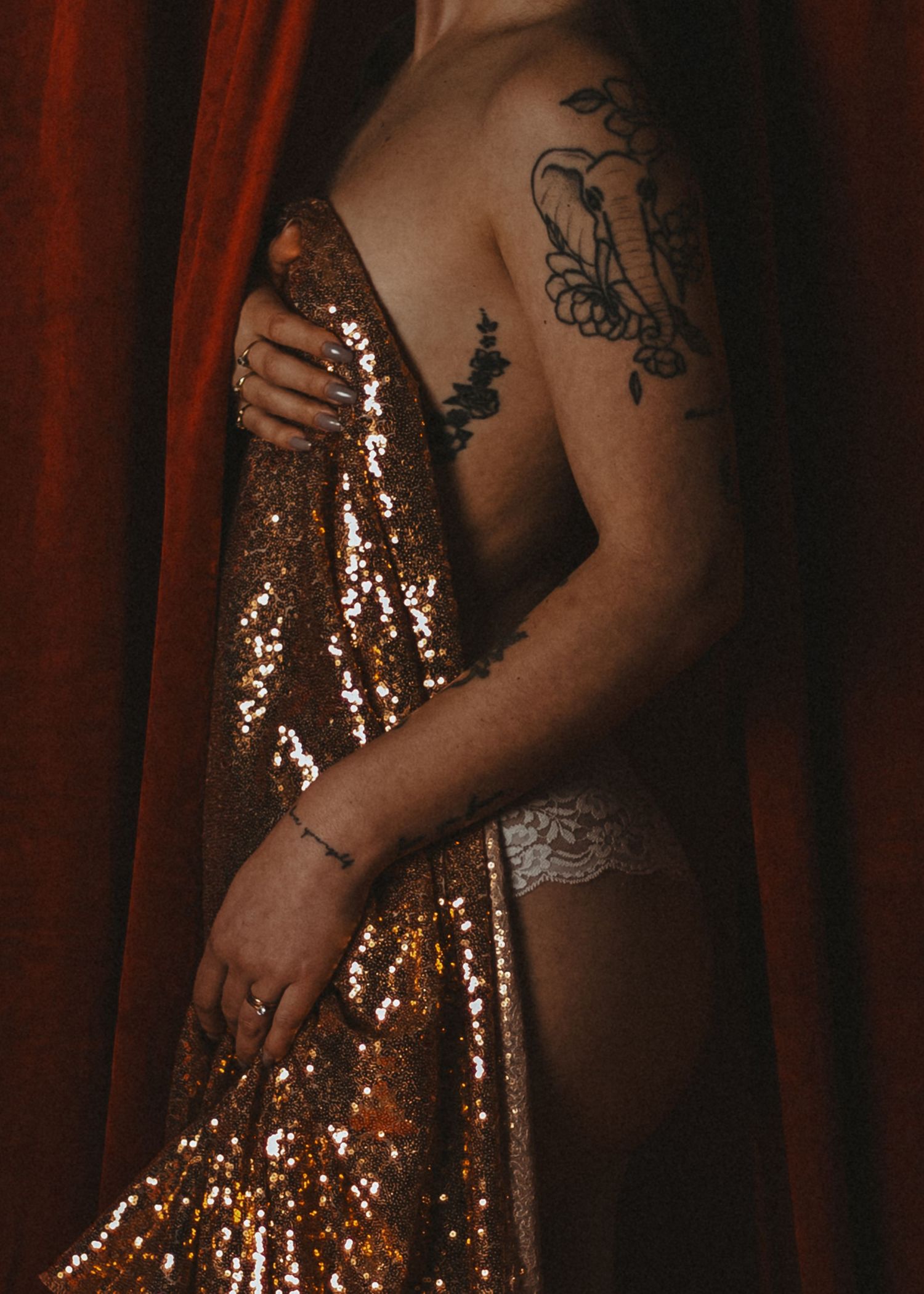 local Sudbury Boudoir expert provides boudoir photoshoot experience with burlesque ambience