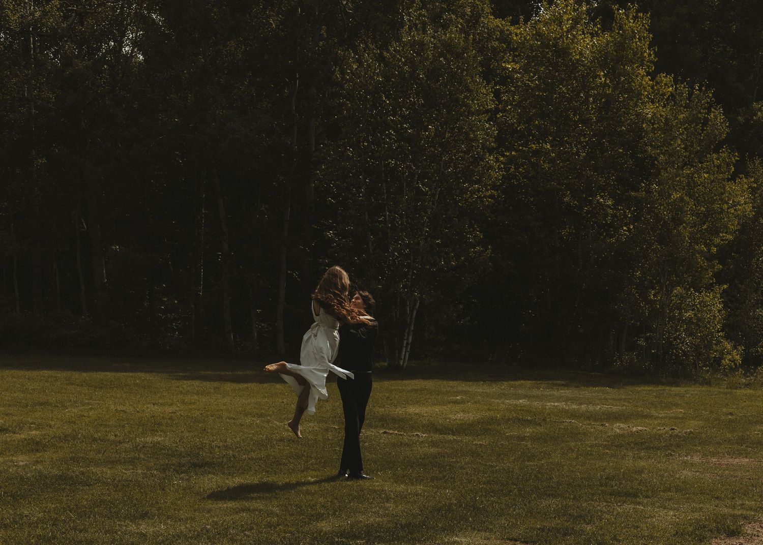 Local Sudbury Photographer captures couple dancing at engagement photoshoot at Fielding Memorial Park in Sudbury Ontario