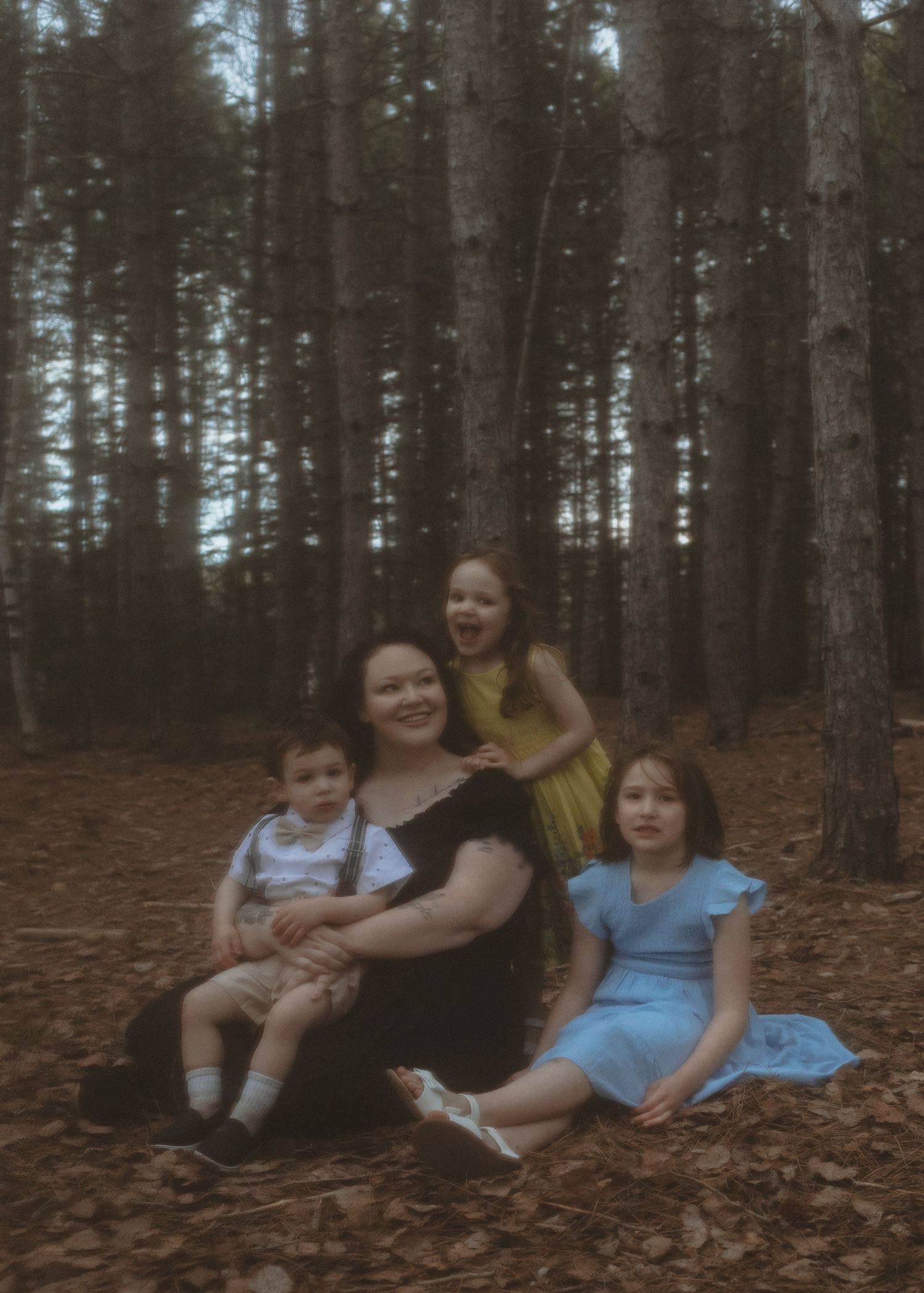 Local Sudbury Photographer captures beautiful motherhood with 3 kids photoshoot at Robinson Playground