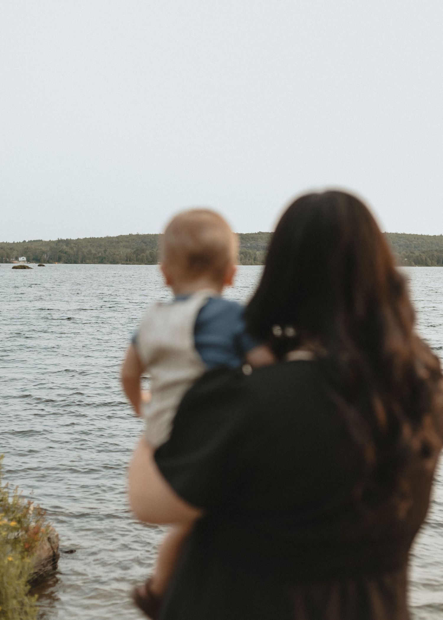 Local Sudbury Ontario Photographer captures beautiful motherhood photoshoot at Kalmo beach in Val Caron