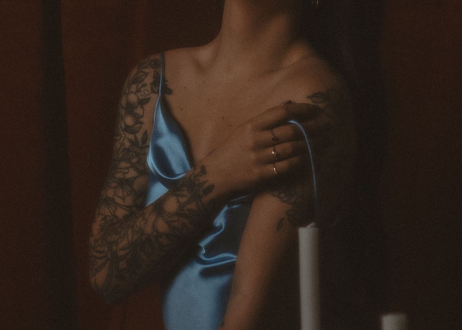 local Sudbury Boudoir expert photographer provides burlesque boudoir experience to model in blue dress