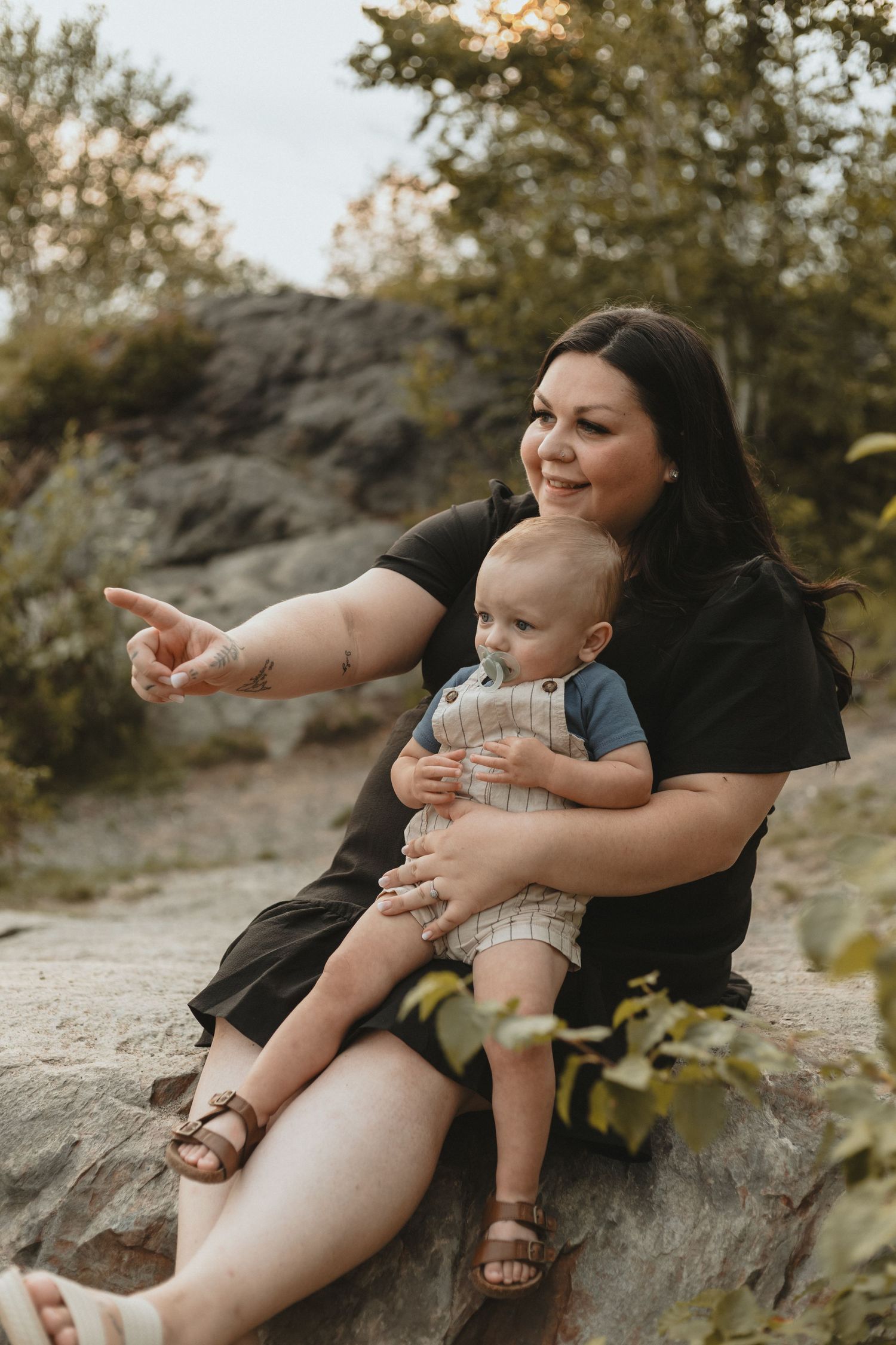 Local Sudbury Ontario Photographer captures beautiful motherhood photoshoot at Kalmo beach in Val Caron