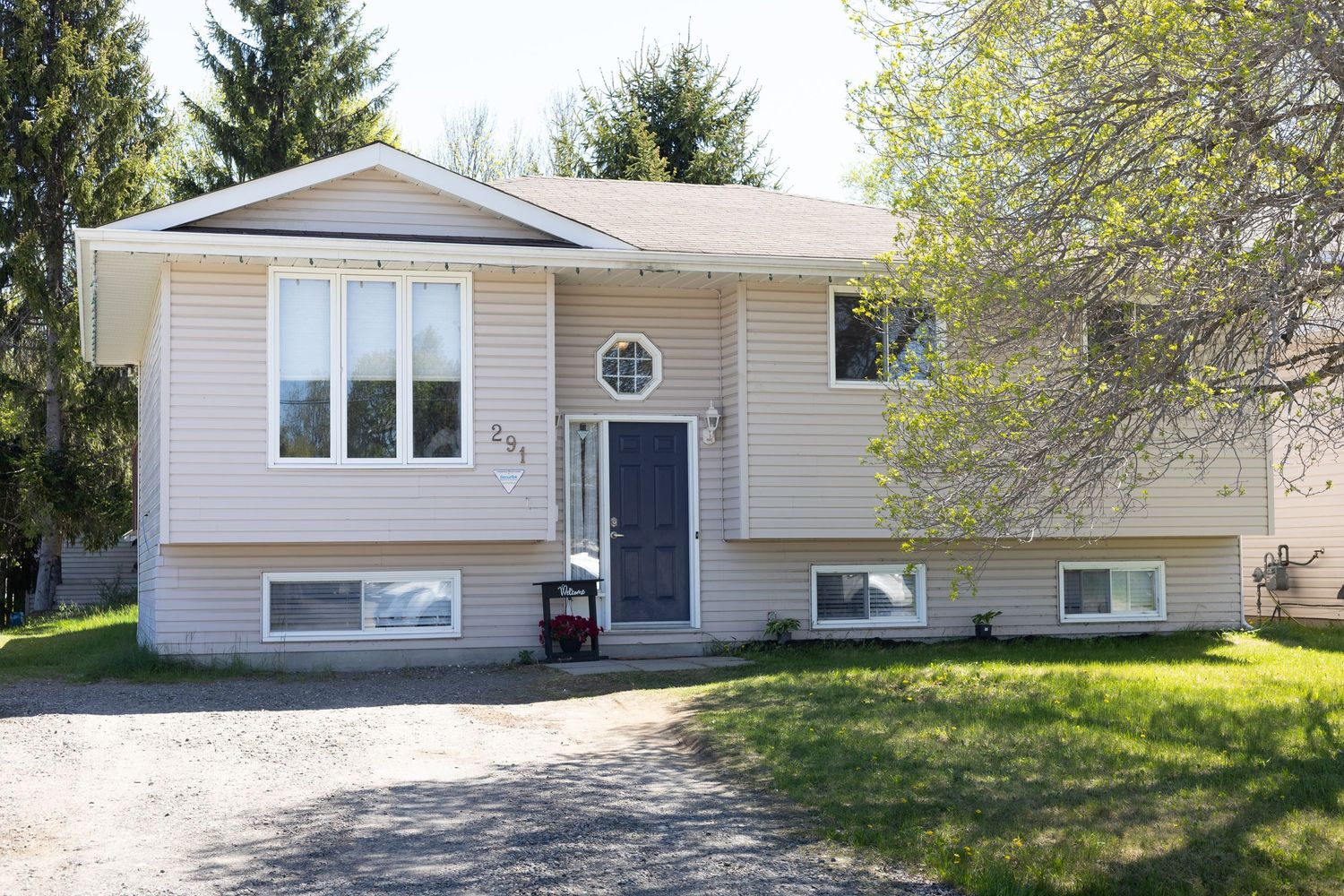 Sudbury Ontario Real Estate Photographer captures the outside of a luxury home in Val Caron