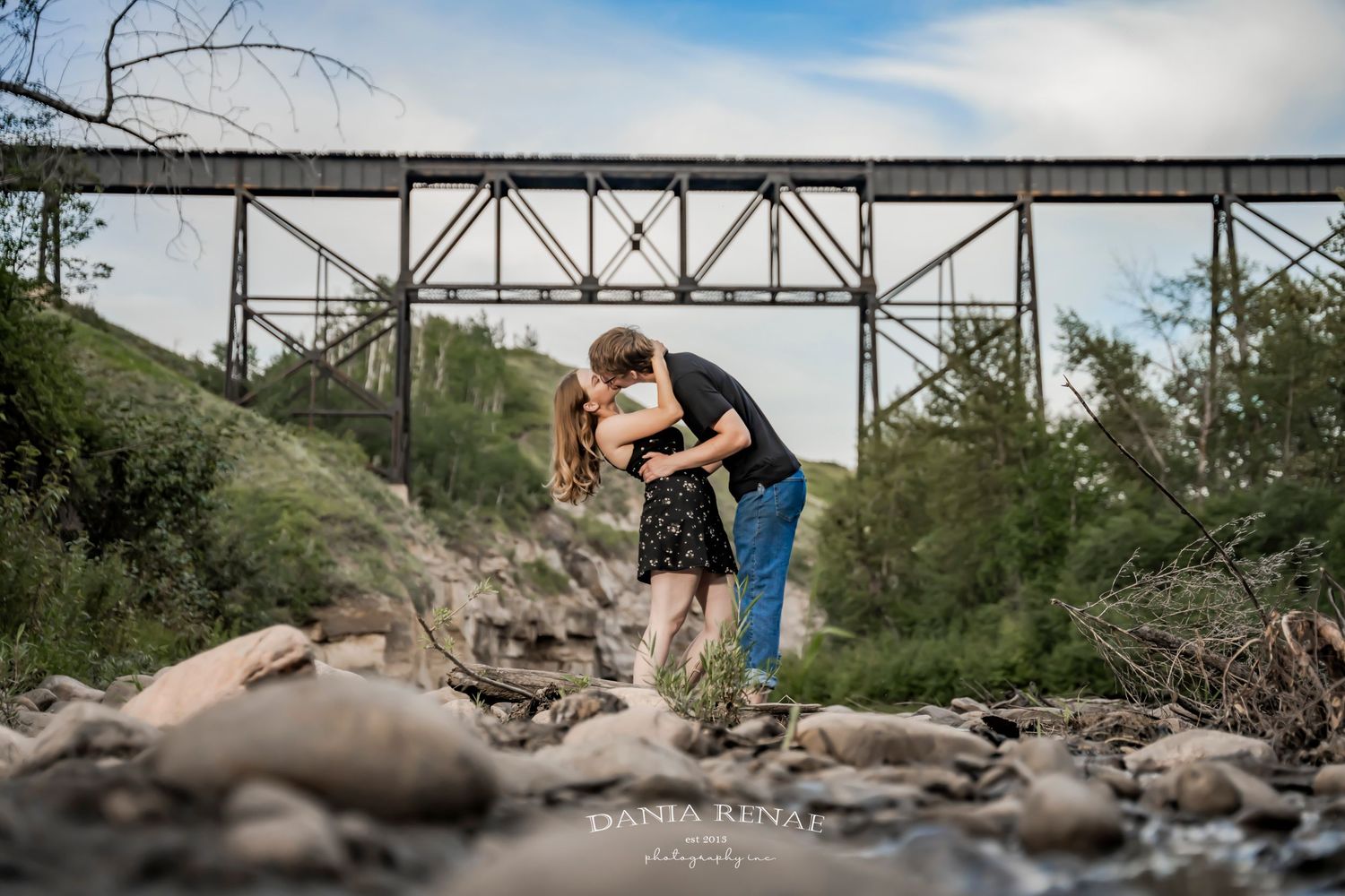 kissing under bridge
