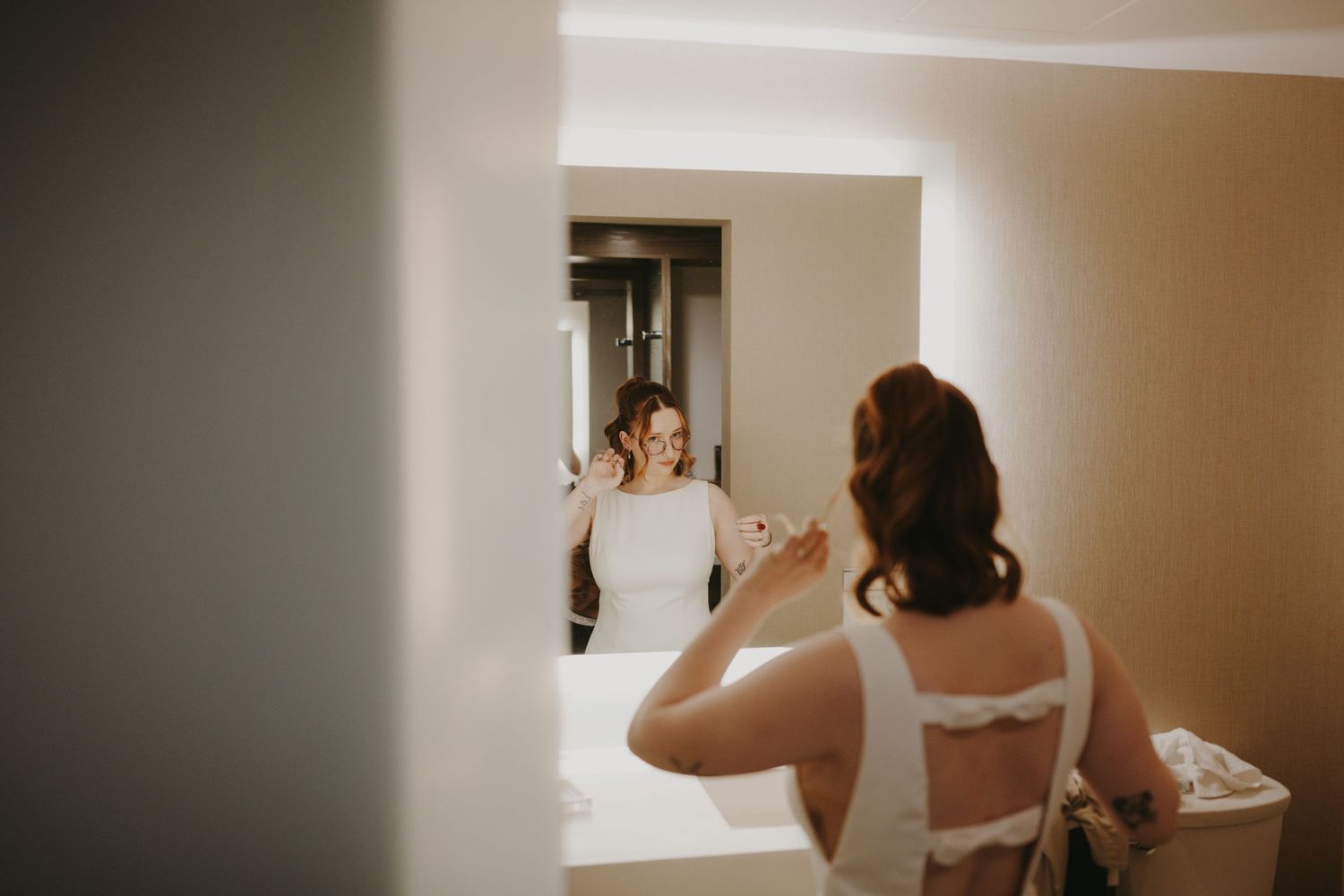 A Downtown Cleveland wedding with Clare getting ready.