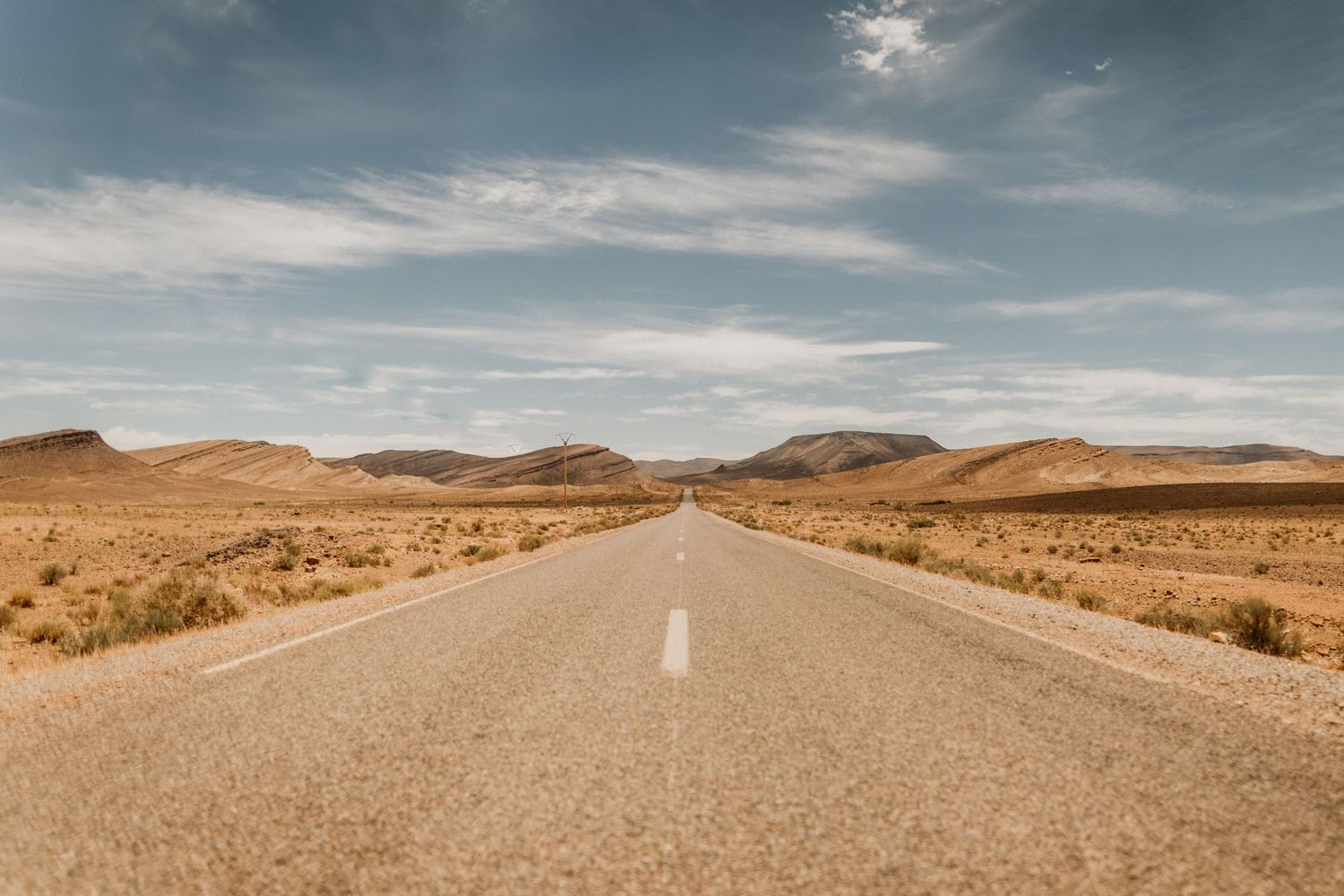 Paysage d'une route déserte au Maroc