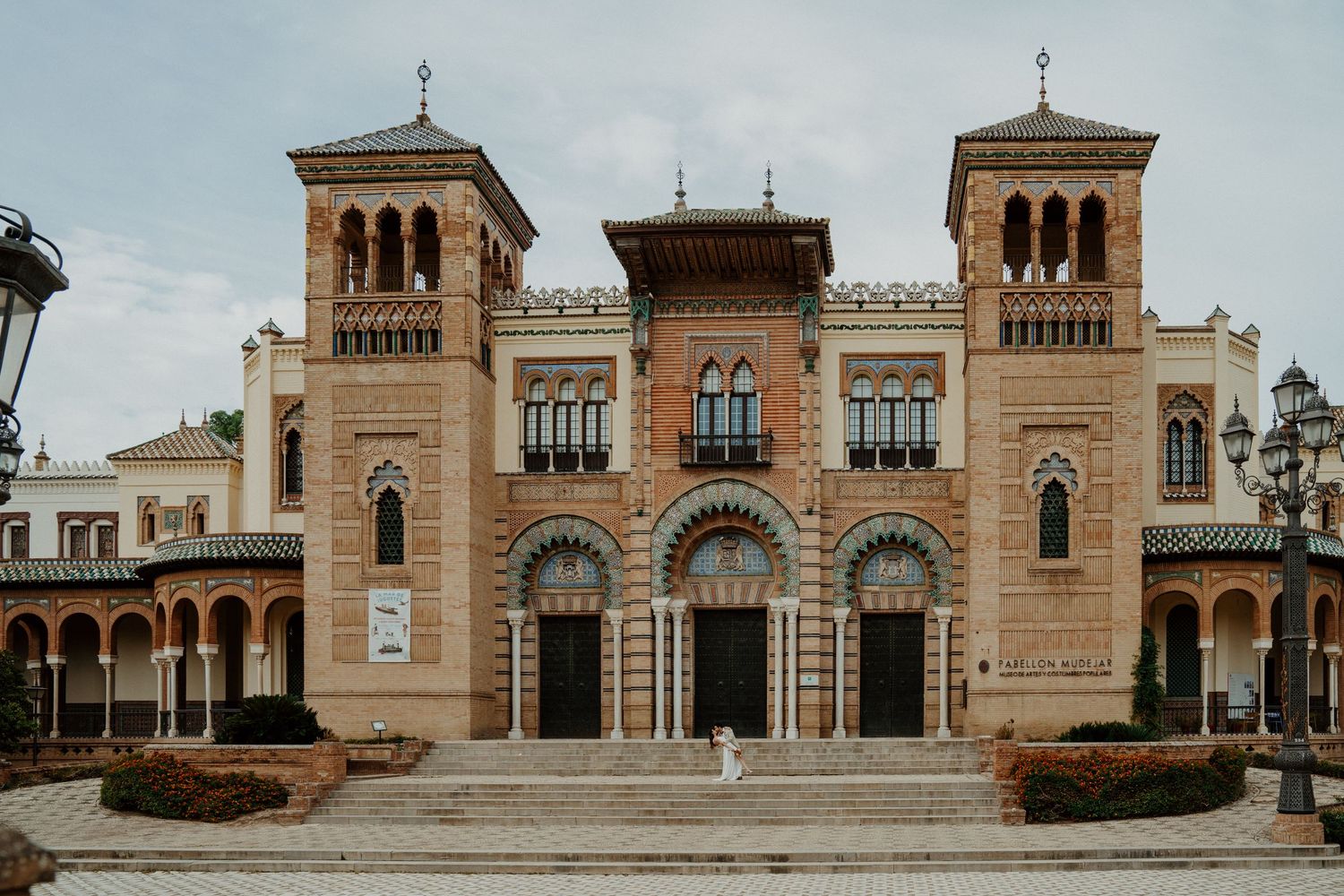Façade ornée, architecture andalouse mariage à Séville