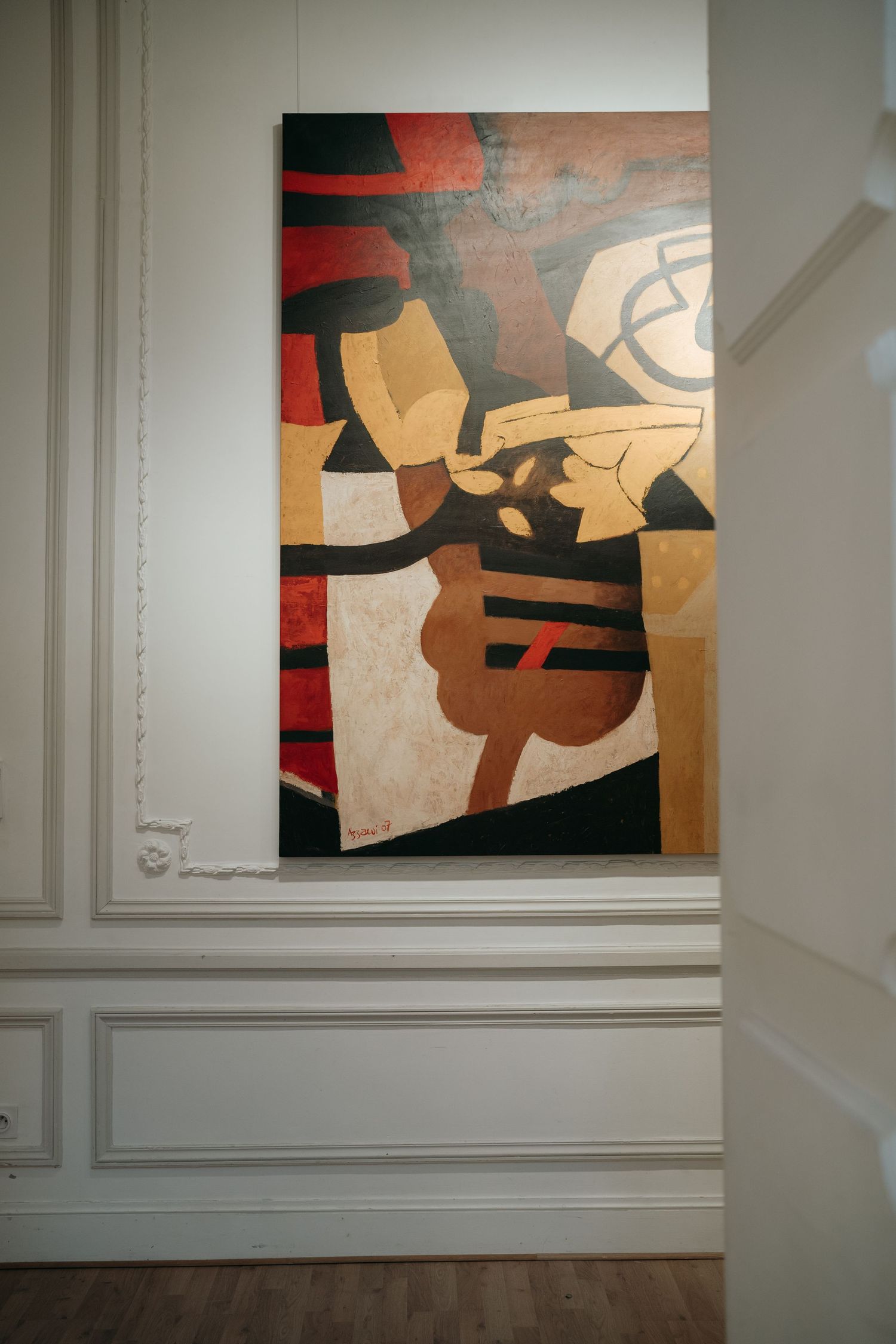 Tableau abstrait accroché au mur
