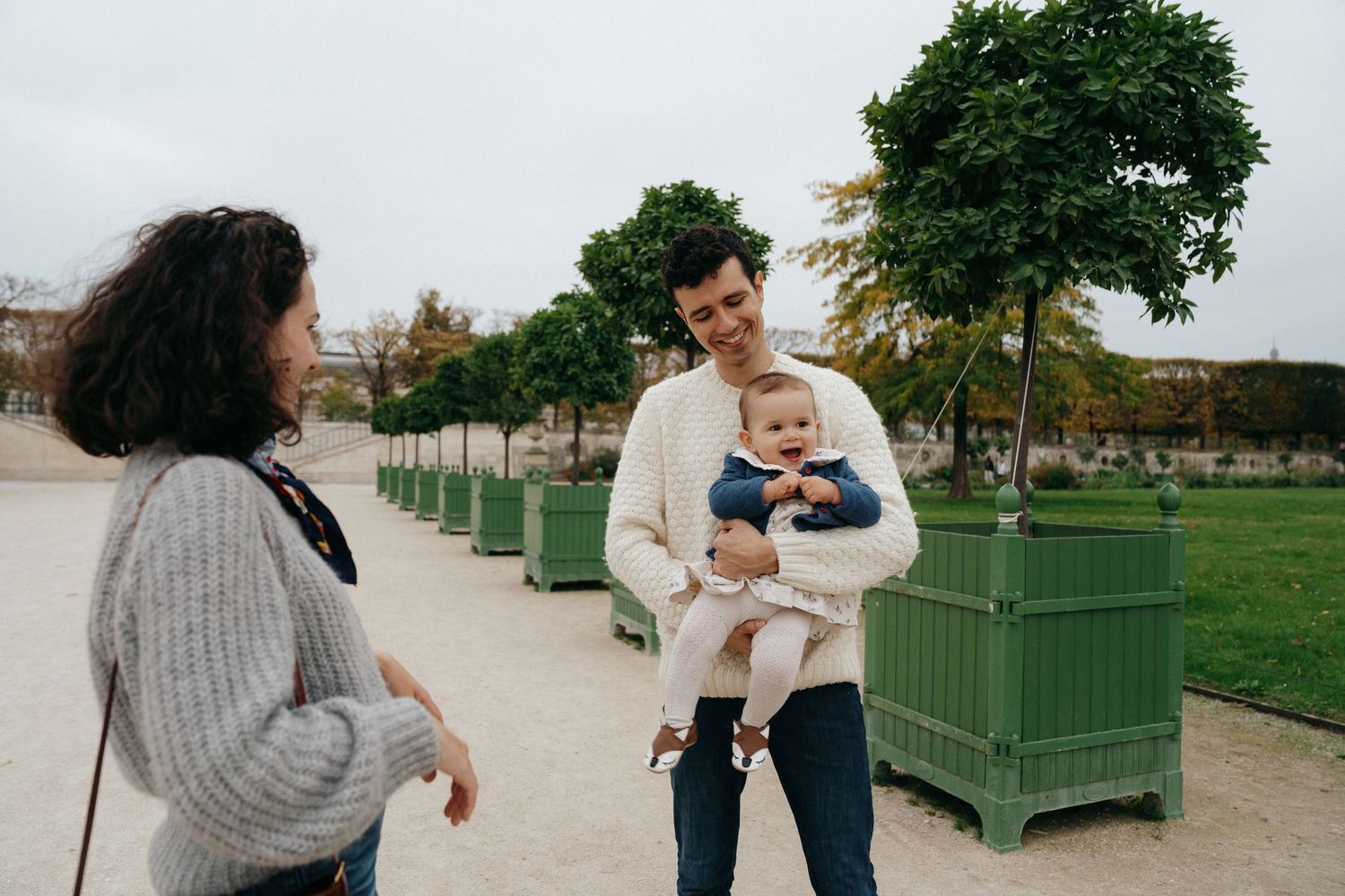 Famille en balade aux Tuileries a paris