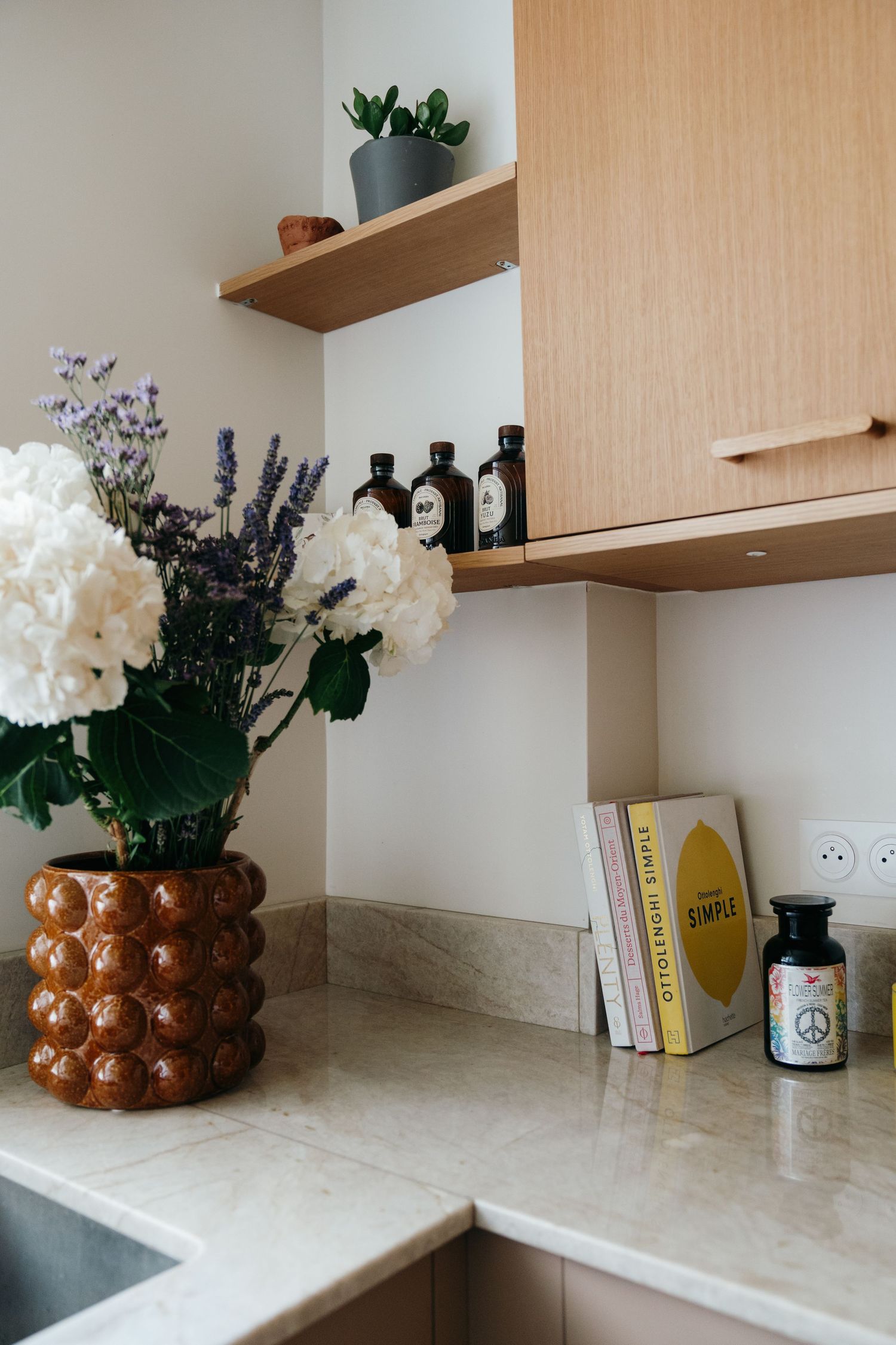 Coin cuisine avec fleurs et objets de décoration