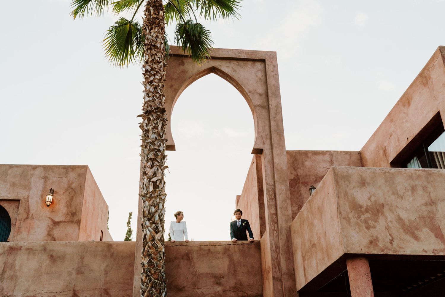 Invités sous une arche, mariage au Maroc