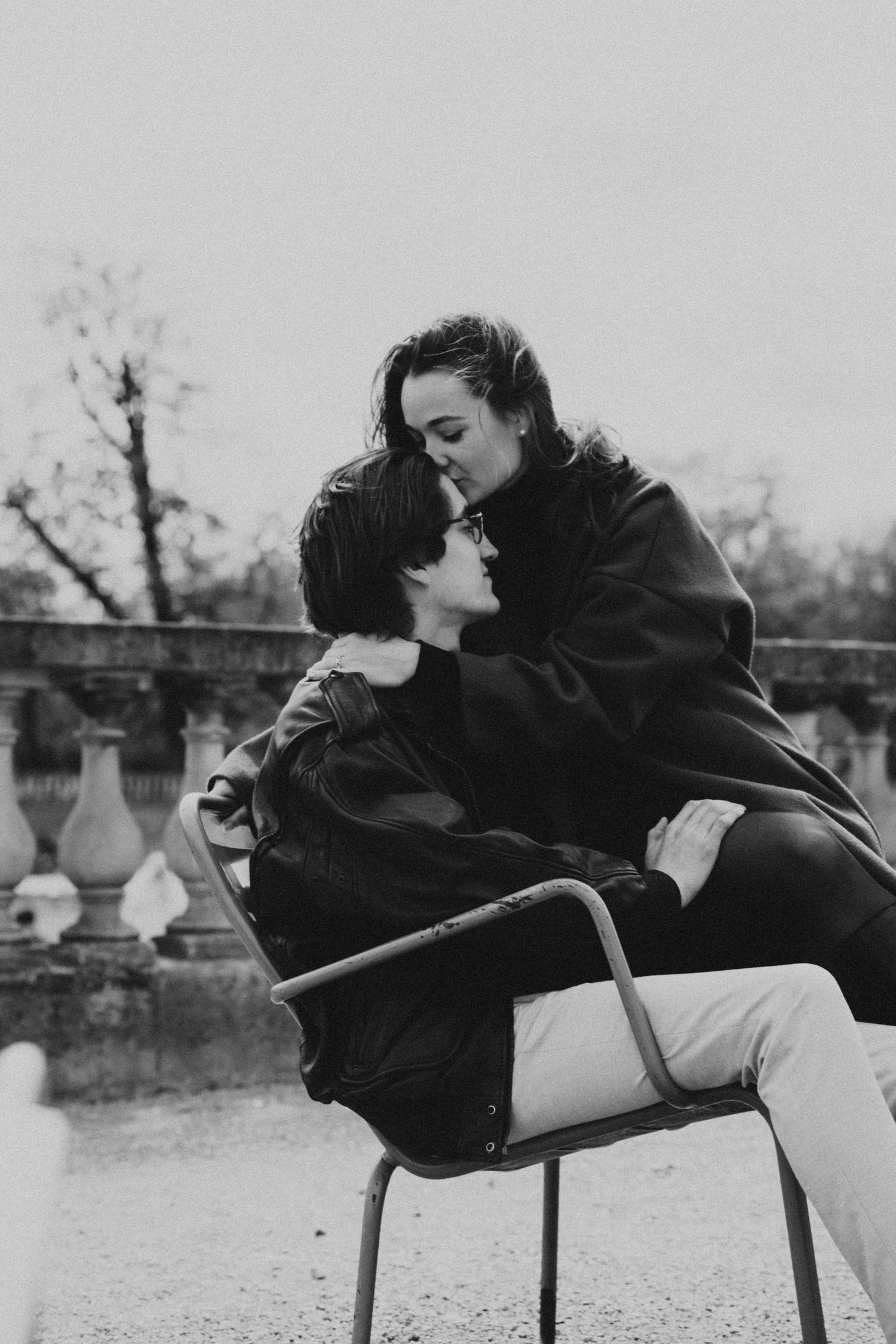 Couple enlacé sur une chaise, noir et blanc