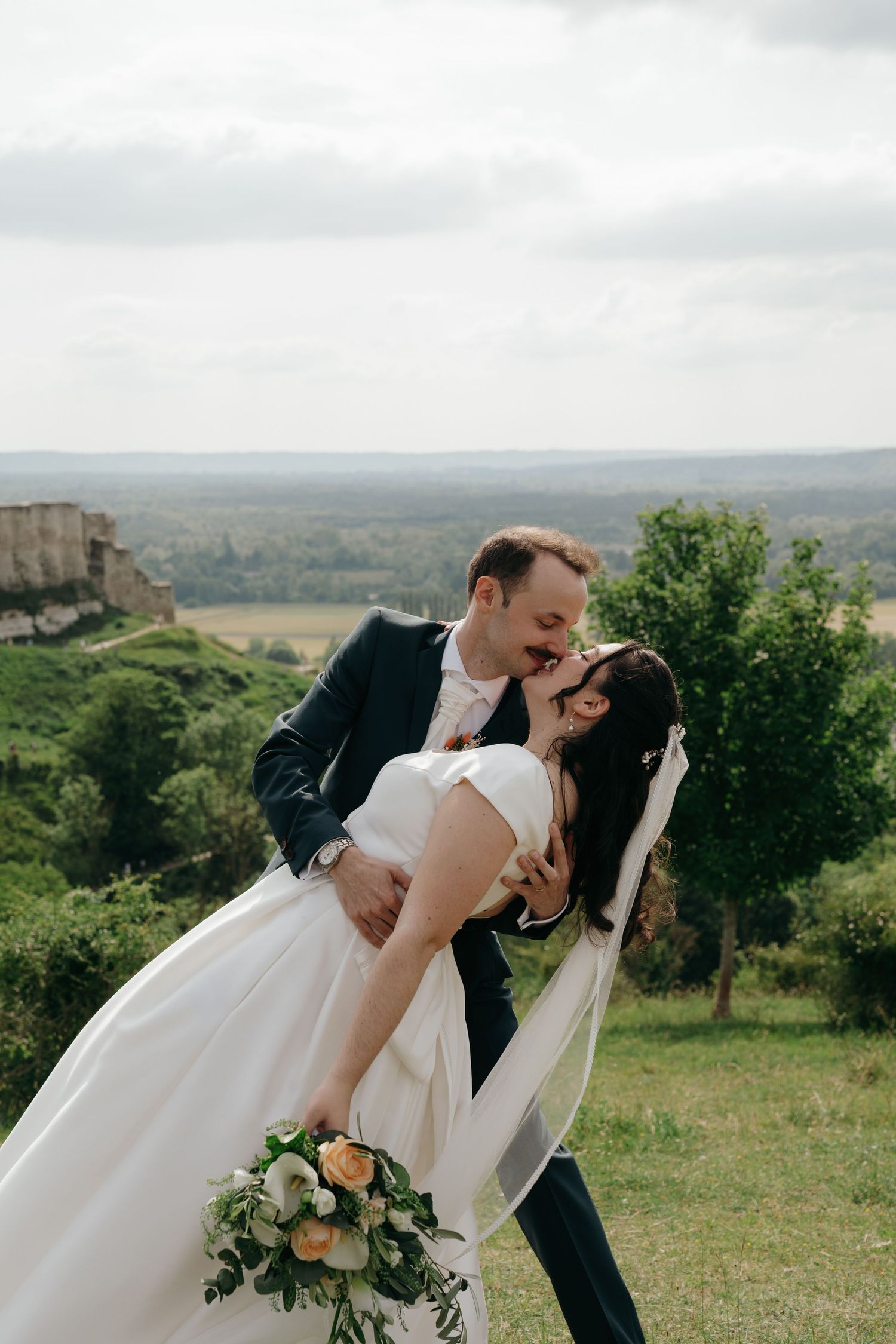 Marié dipant sa mariée, paysage vallonné