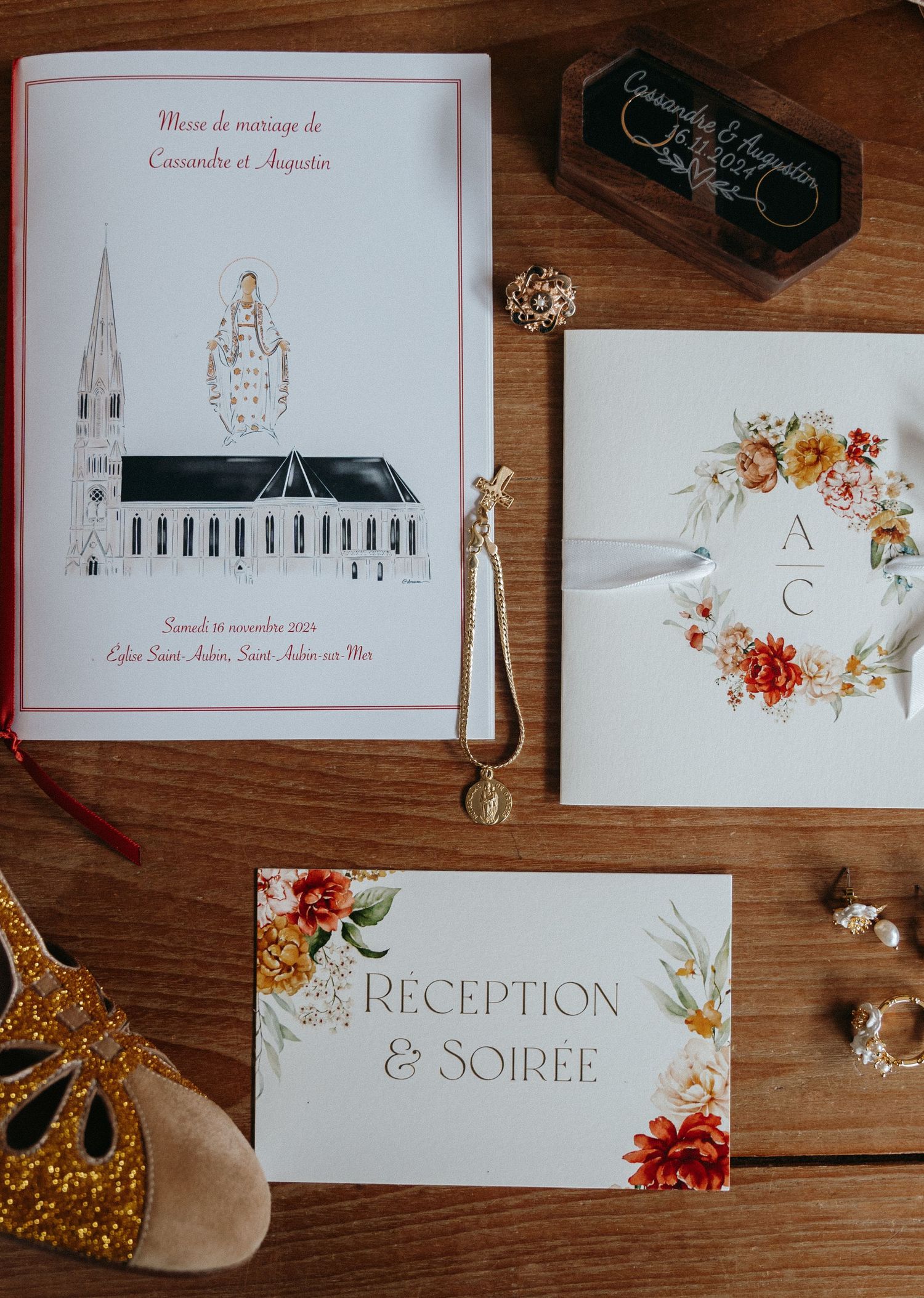 Faire-part et papeterie de mariage disposés sur une table en bois, détails des préparatifs