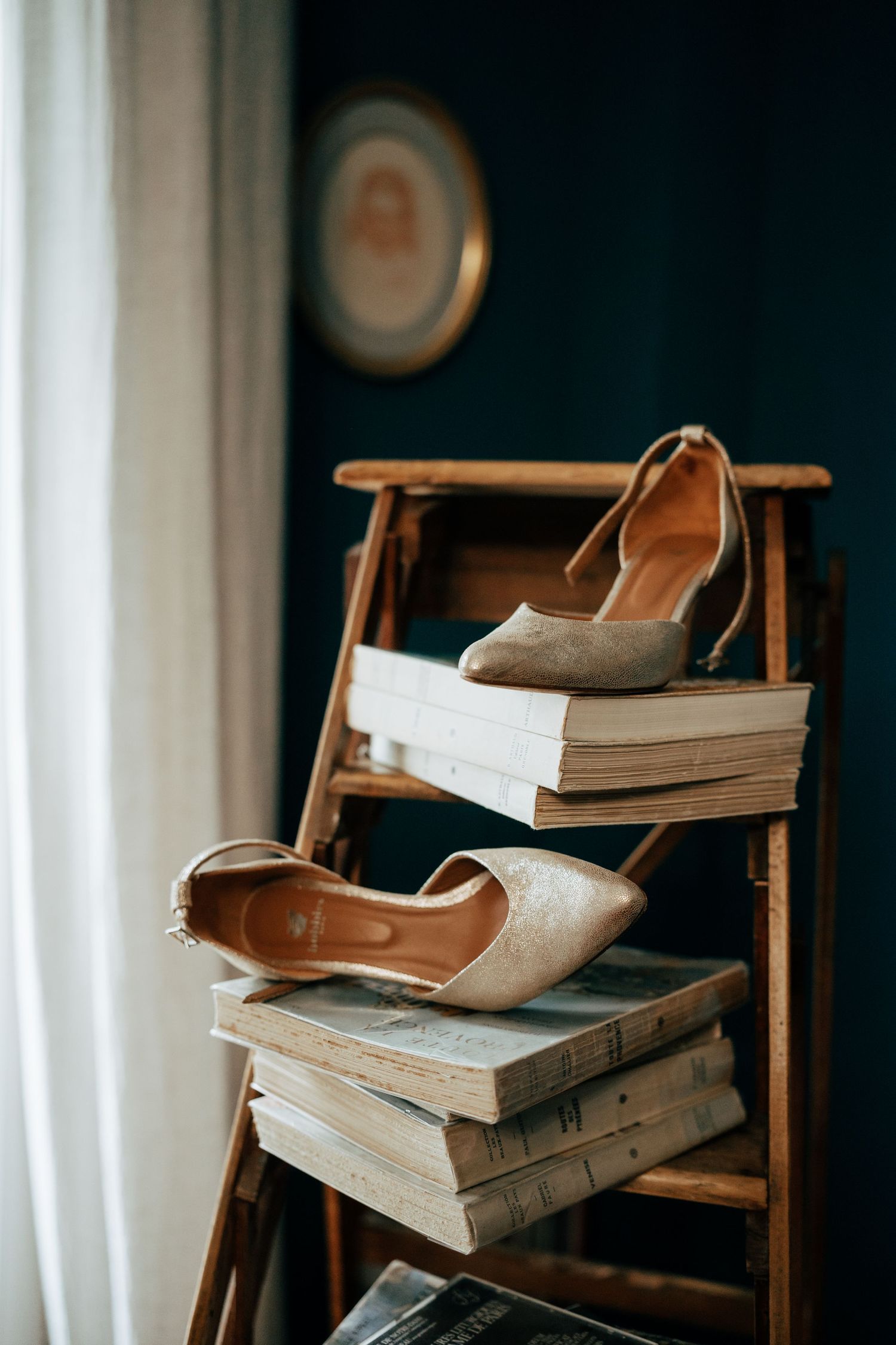 Chaussures de mariée sur une étagère, mariage près de Montpellier