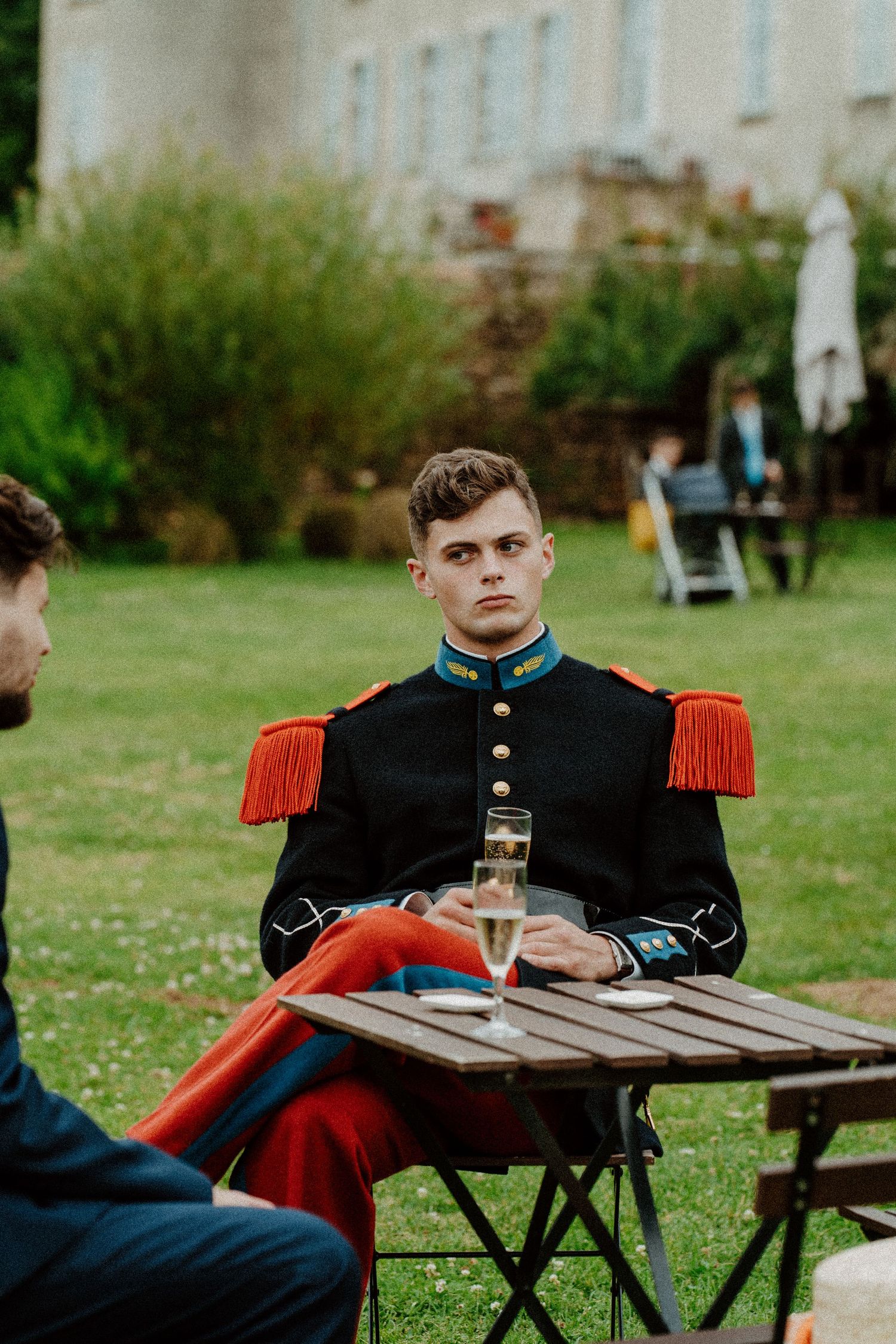 Invité en tenue militaire lors du vin d'honneur