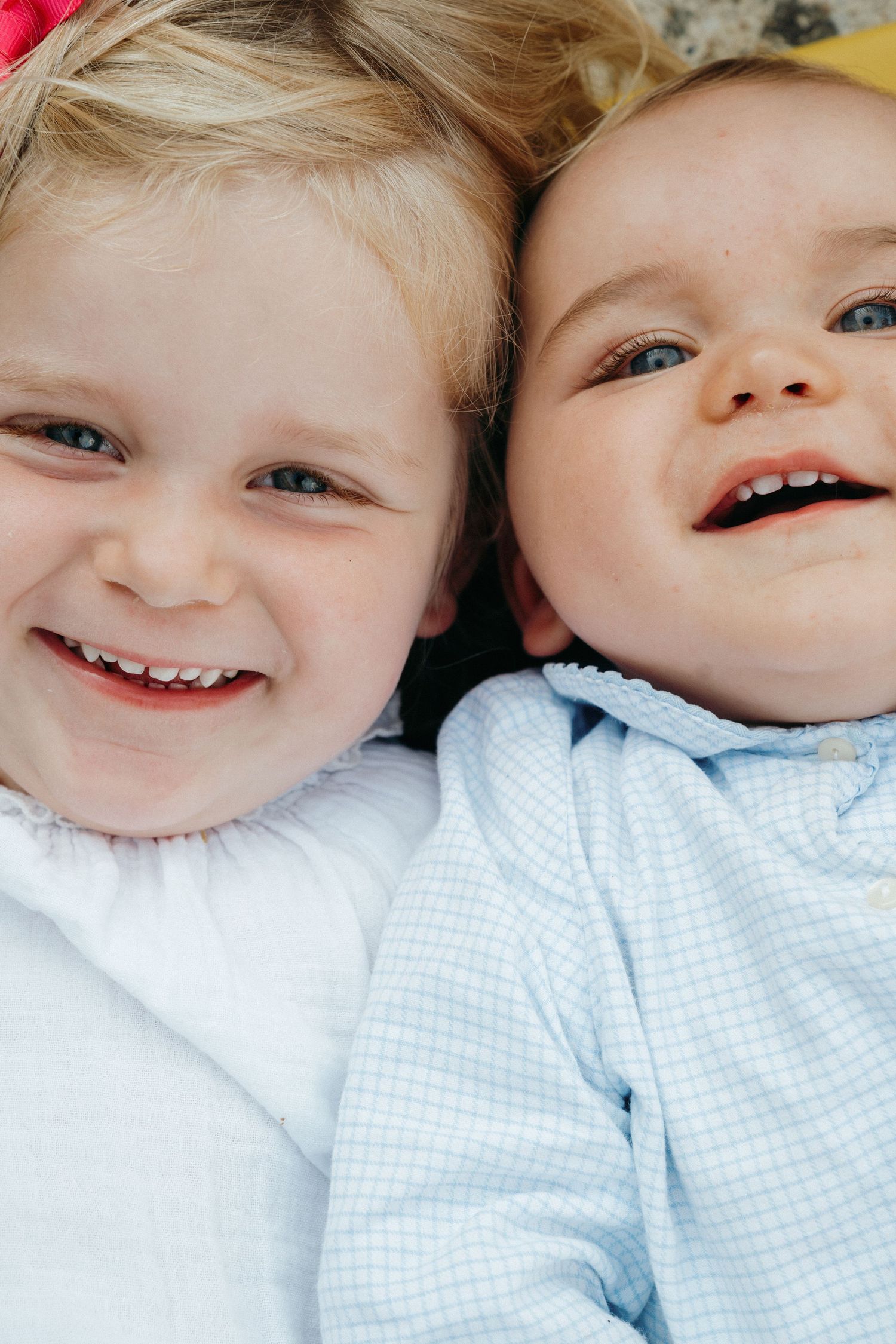 Deux jeunes enfants souriants, portrait rapproché.