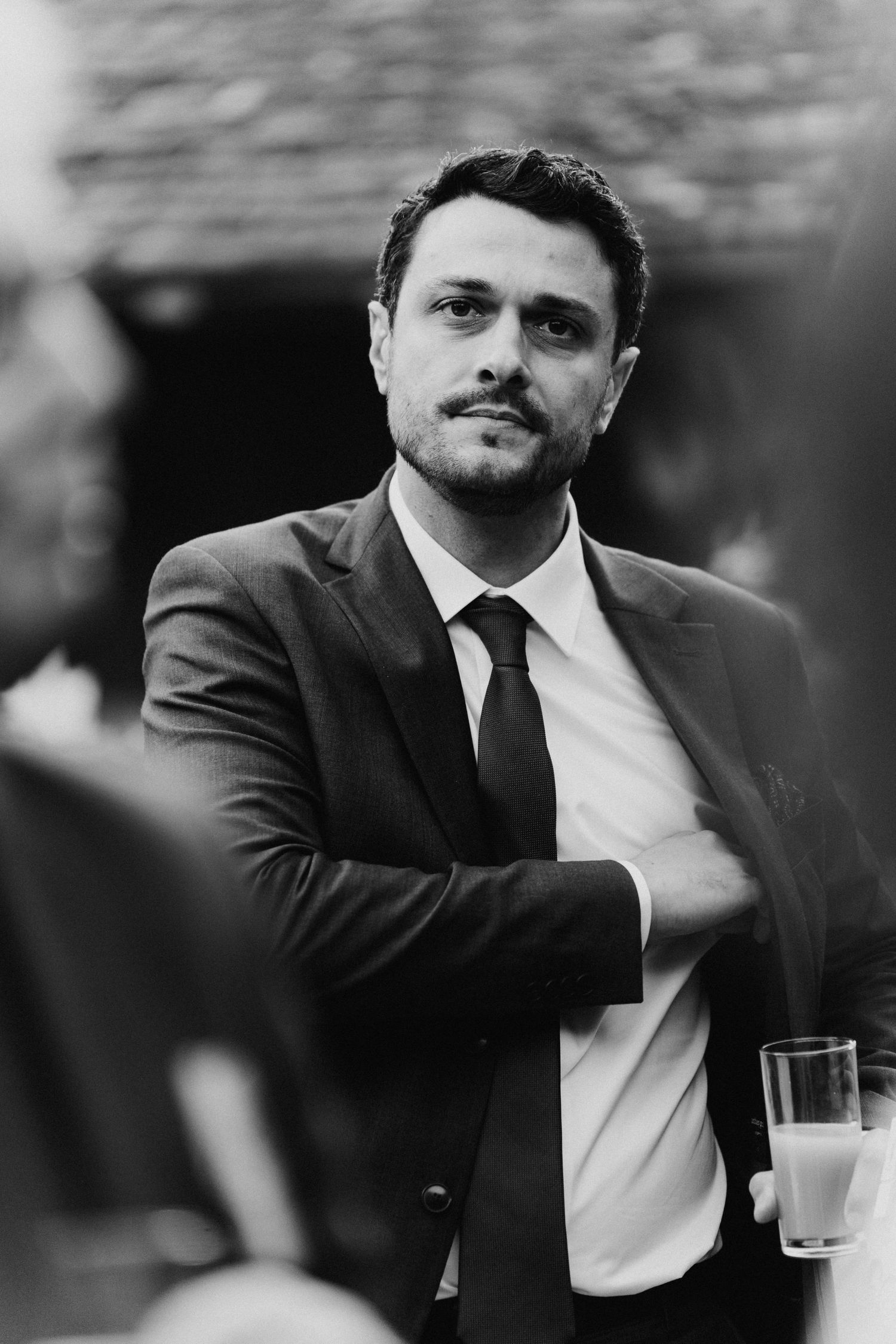 Portrait noir et blanc d'un invité élégant pendant le cocktail