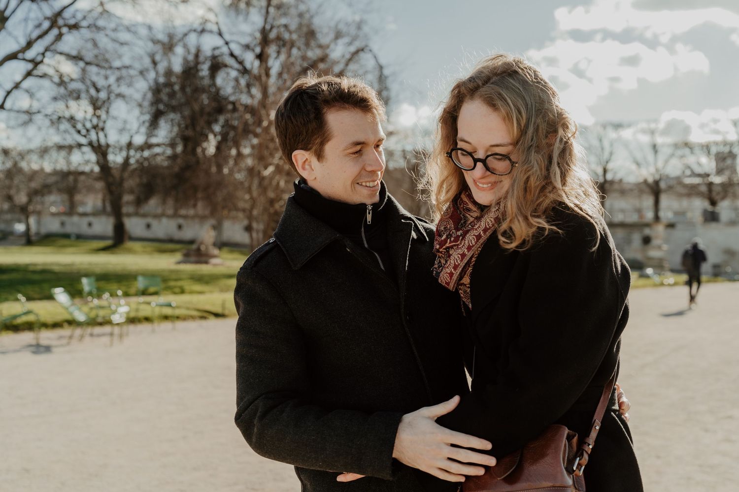 Couple souriant enlacé dans un parc